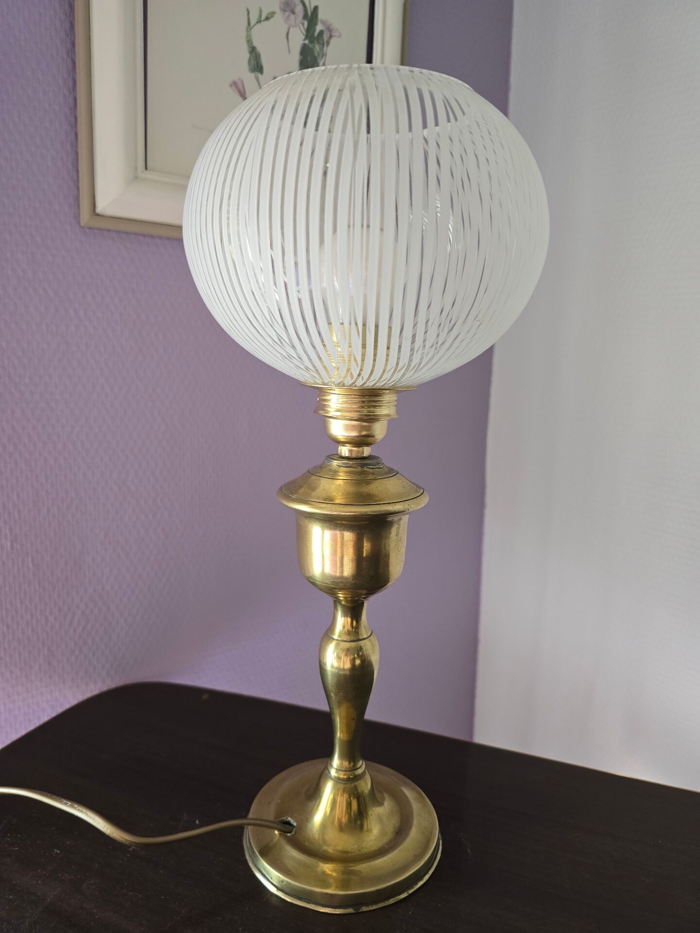Ancienne lampe à pétrole électrifiée et modernisée - globe strié