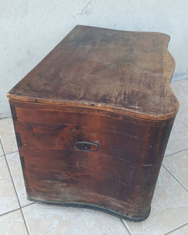 Ancien coffre en pin