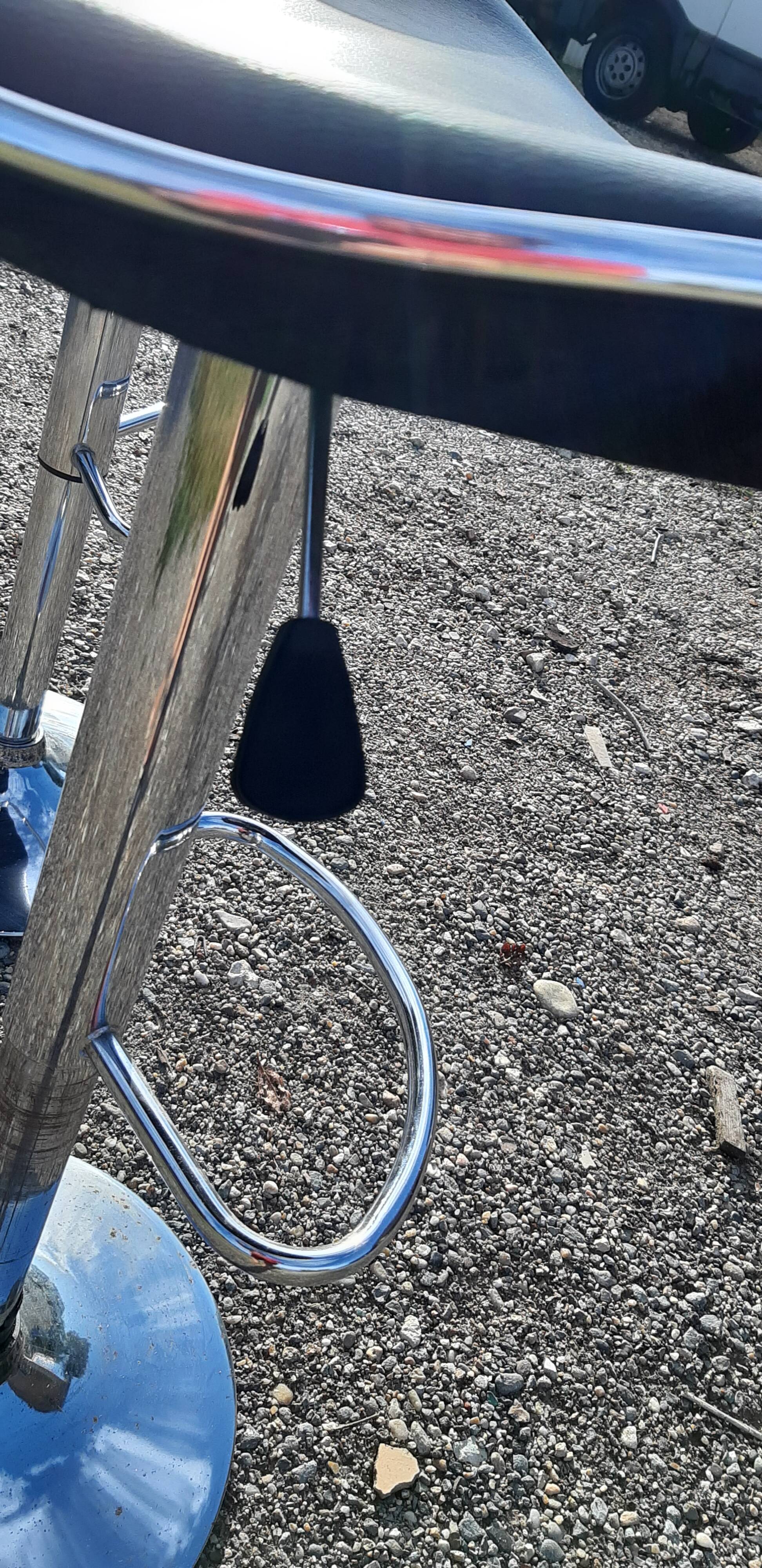 Paire de tabourets de bar vintage chrome et skai