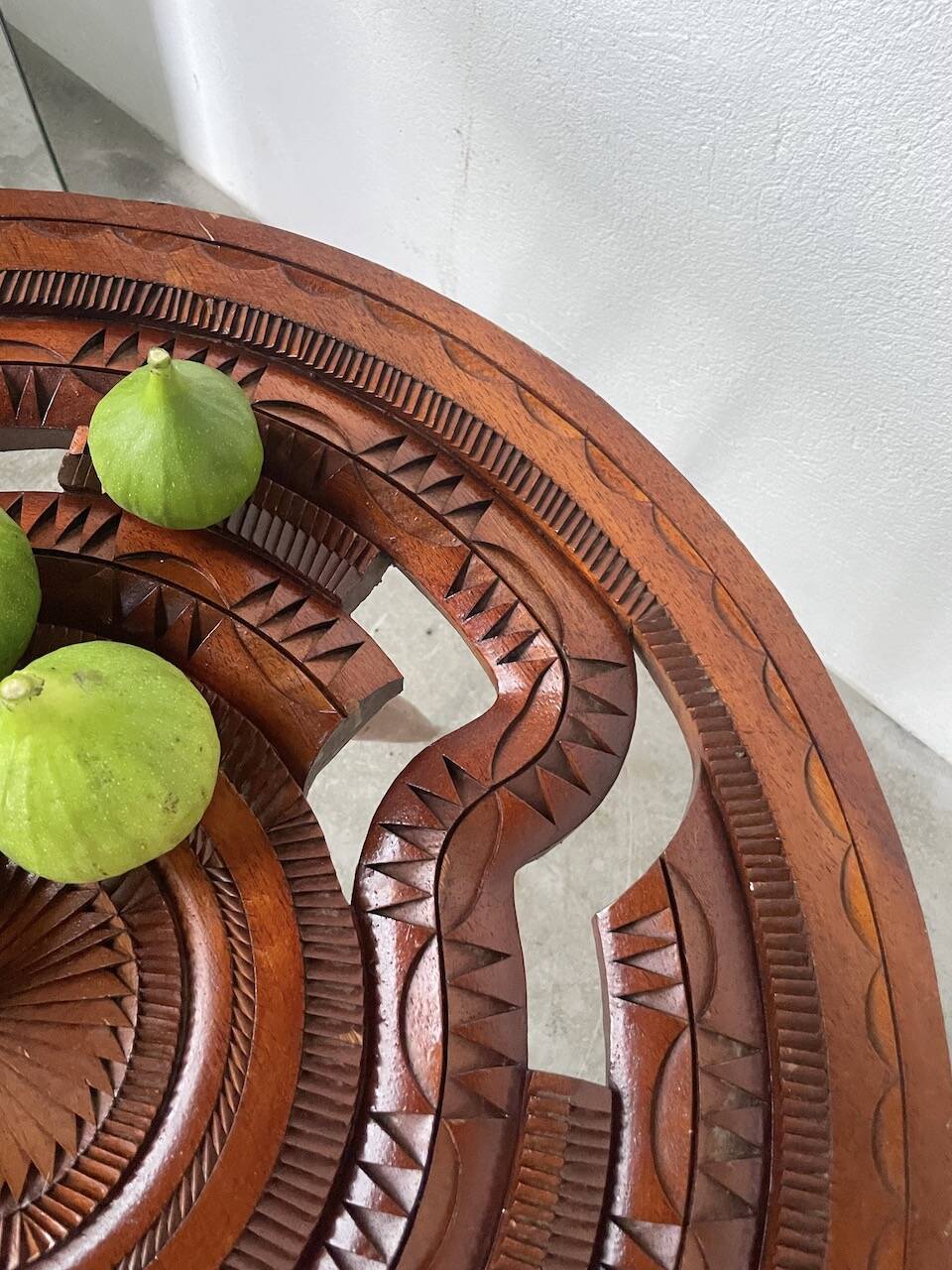 60s tripod coffee table in chiseled wood