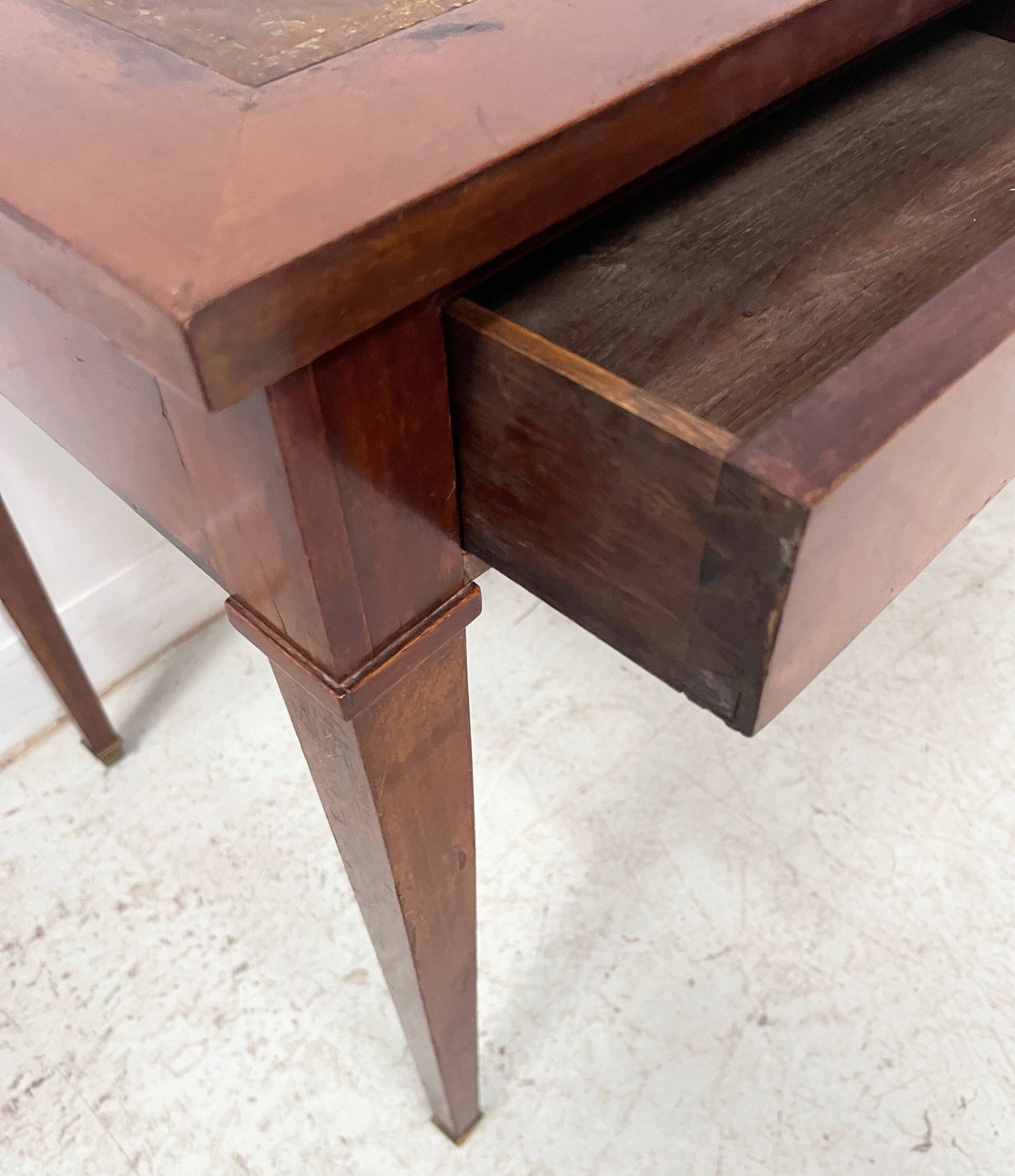 Louis XVI style desk in mahogany and veneer, 20th century.