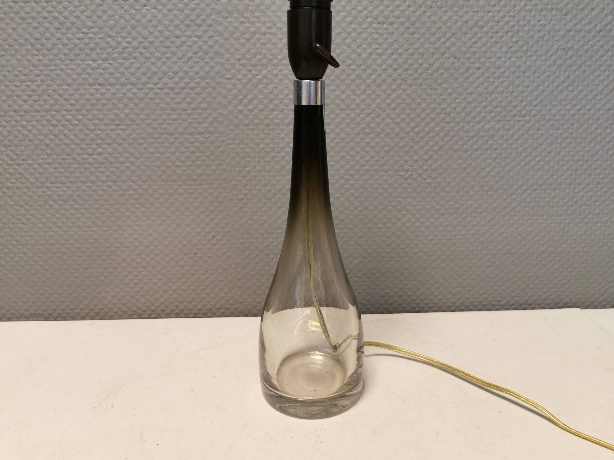 Lampe de table en verre de forme élégante. Par Bengt Orup 1957.