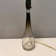 Lampe de table en verre de forme élégante. Par Bengt Orup 1957.