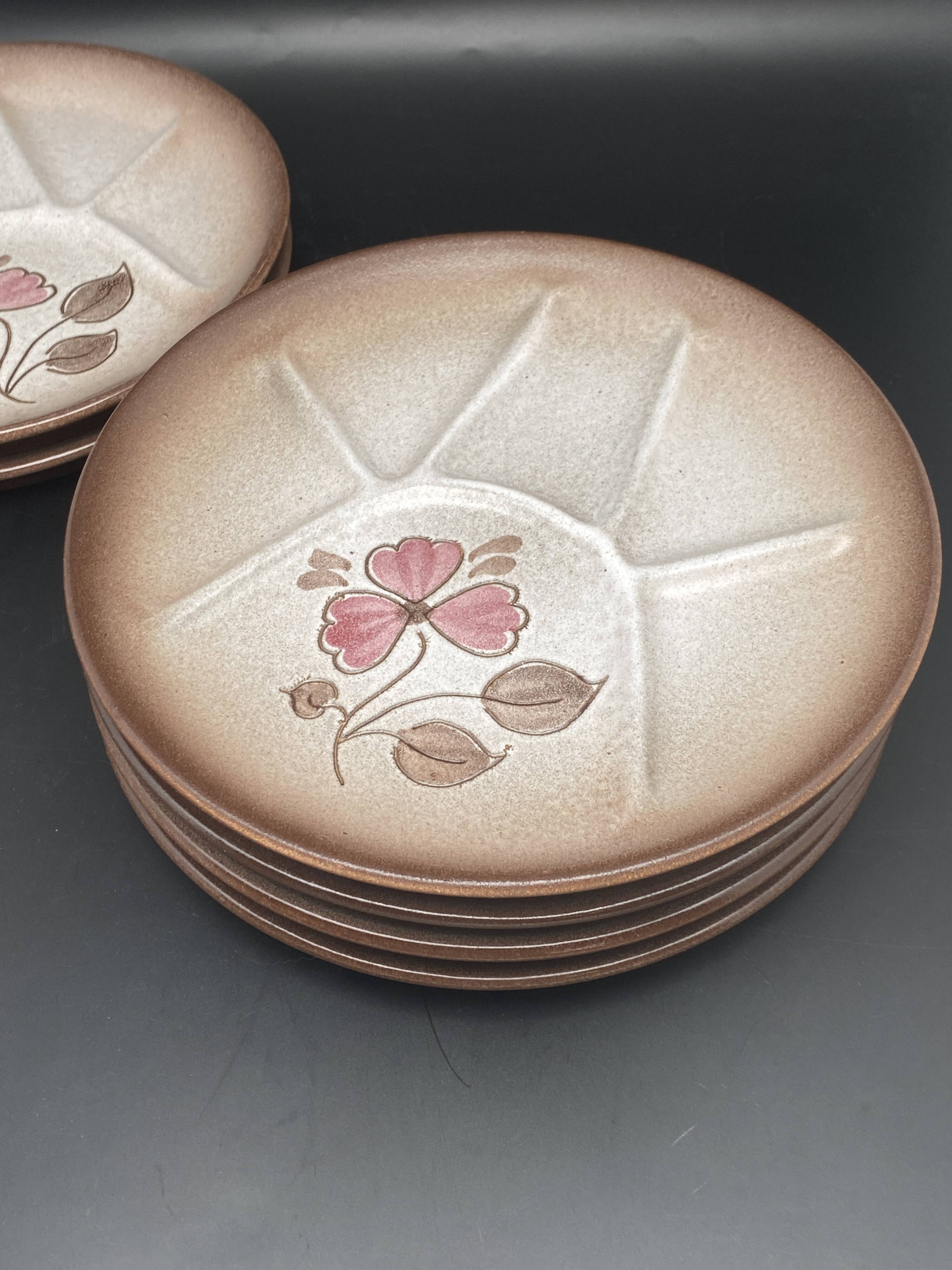 Compartmented plates in colored stoneware with Flower pattern