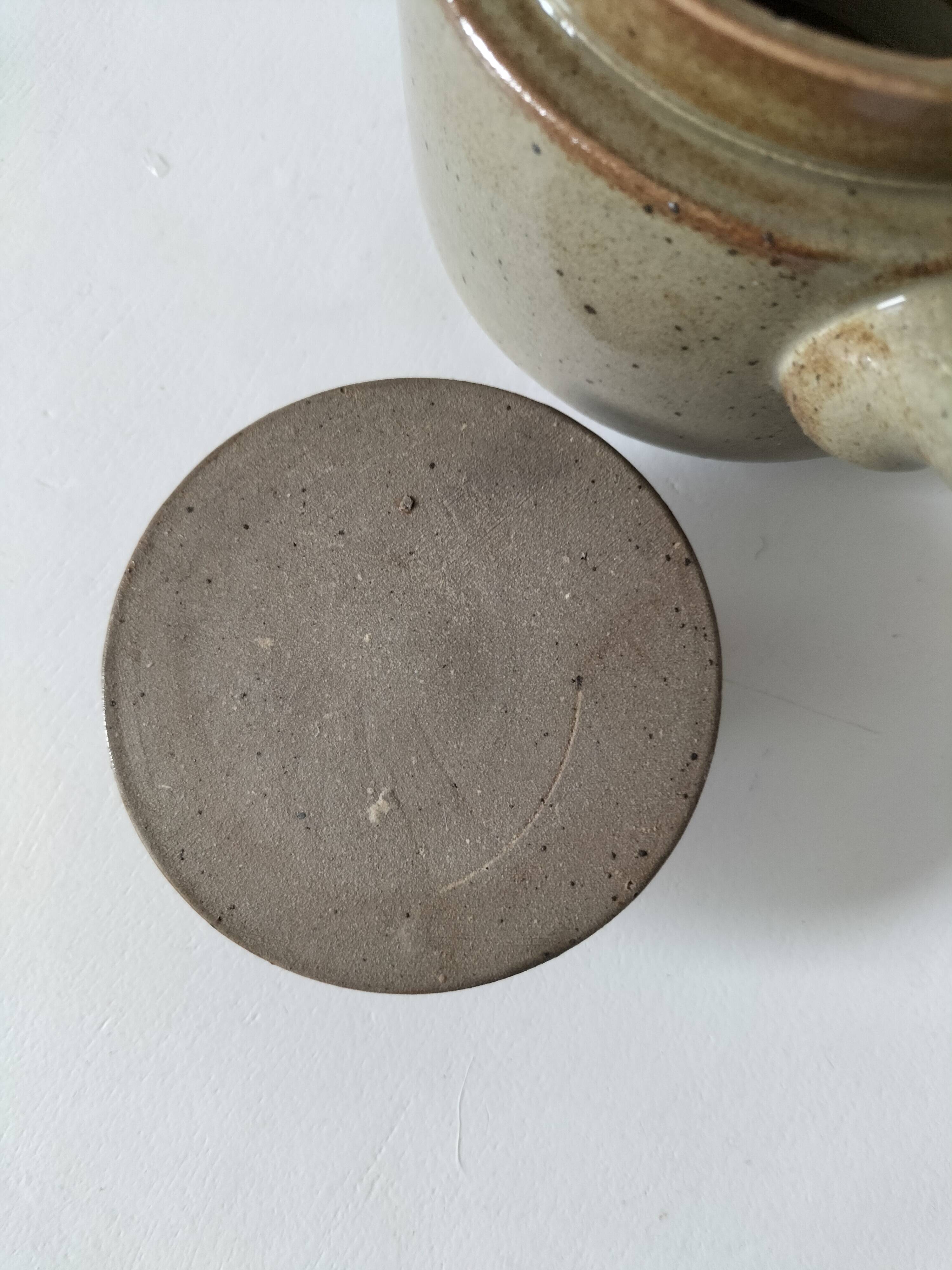 Théière artisanale en grès, style japonisant, esprit Puisaye, 1960-1970