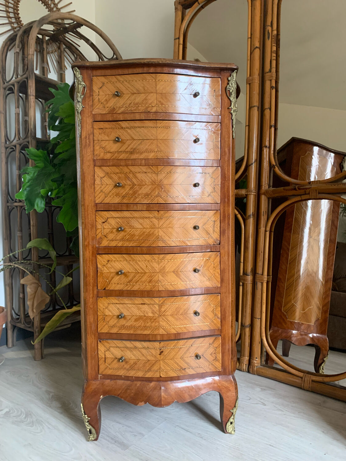 Rosewood weekly and curved marquetry on all three sides