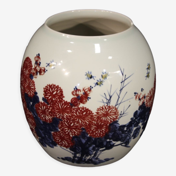 Chinese painted ceramic vase