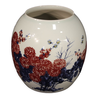 Chinese painted ceramic vase