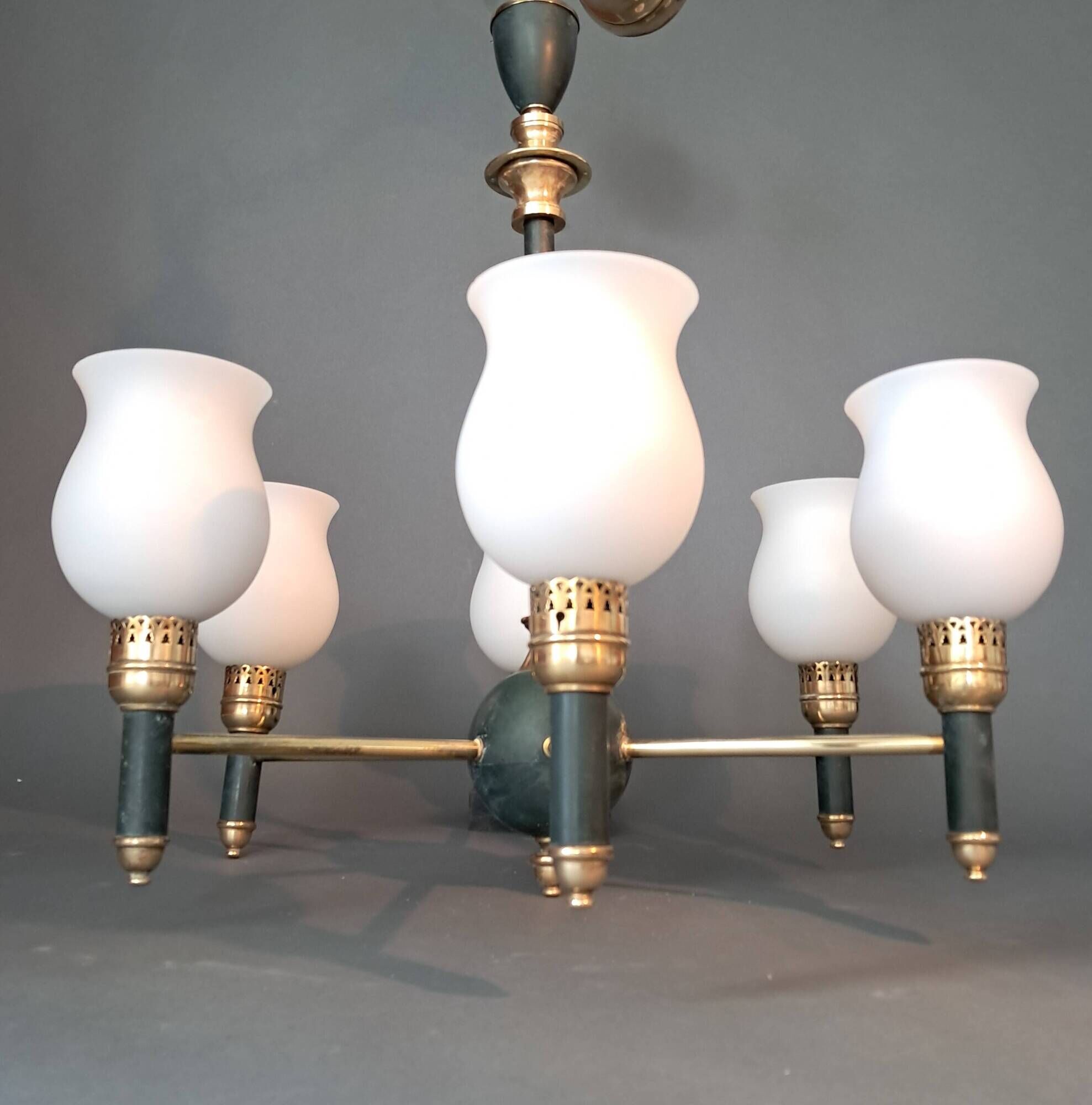 Maison Lunel 1960 6-light chandelier in gilded brass and green lacquered.