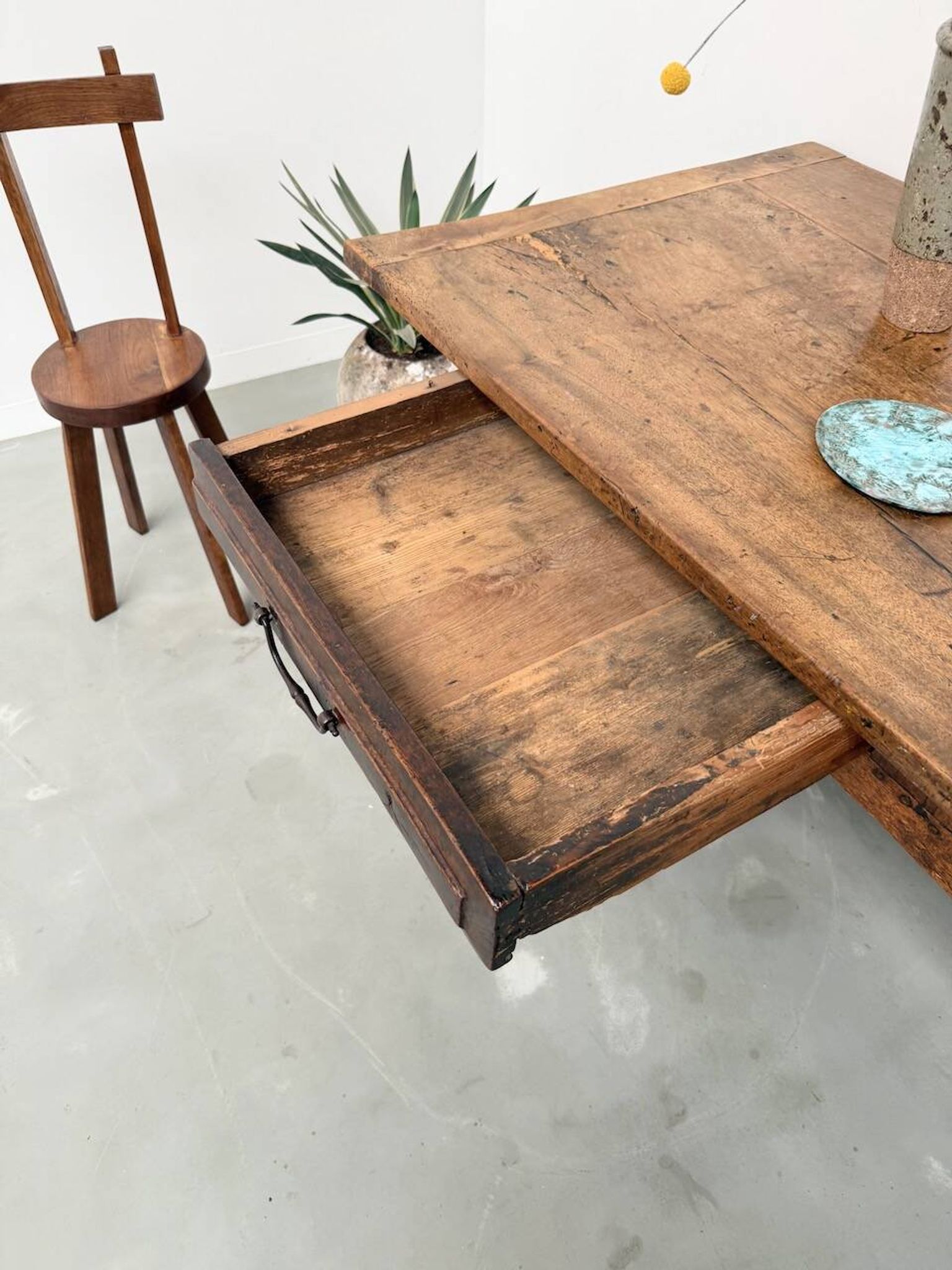 Table, drapière en noyer, XIXème s.