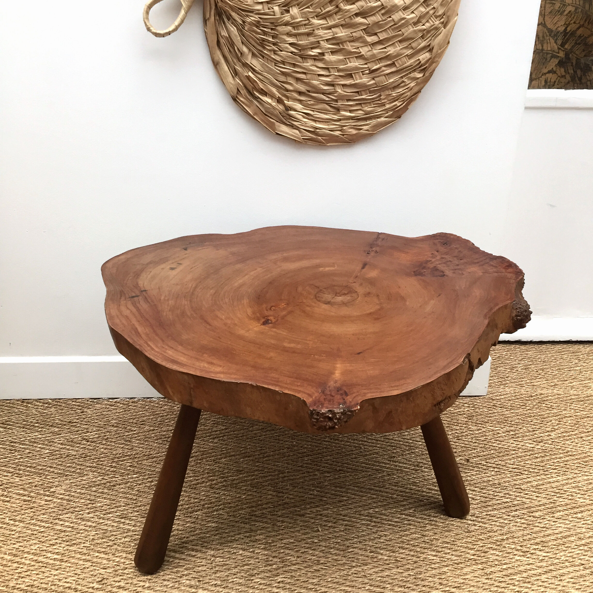 Table basse brutaliste tripode