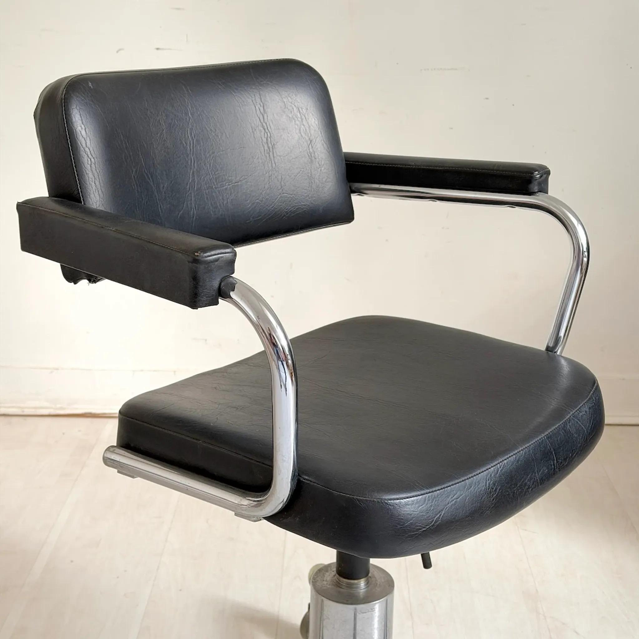 Chrome office chair with vintage faux leather from the 1960s.