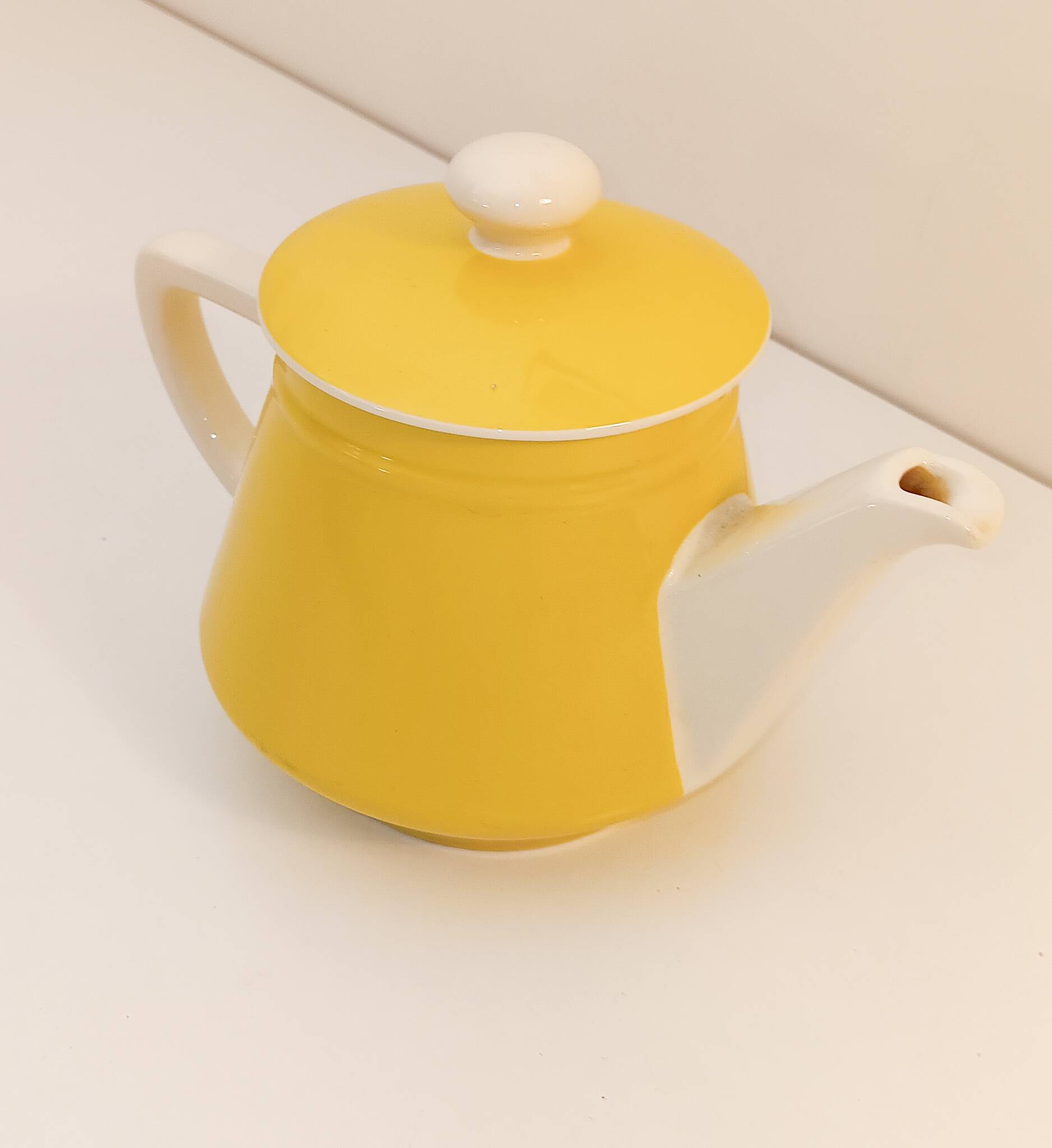 Théière Villeroy & Boch en porcelaine jaune et blanche
