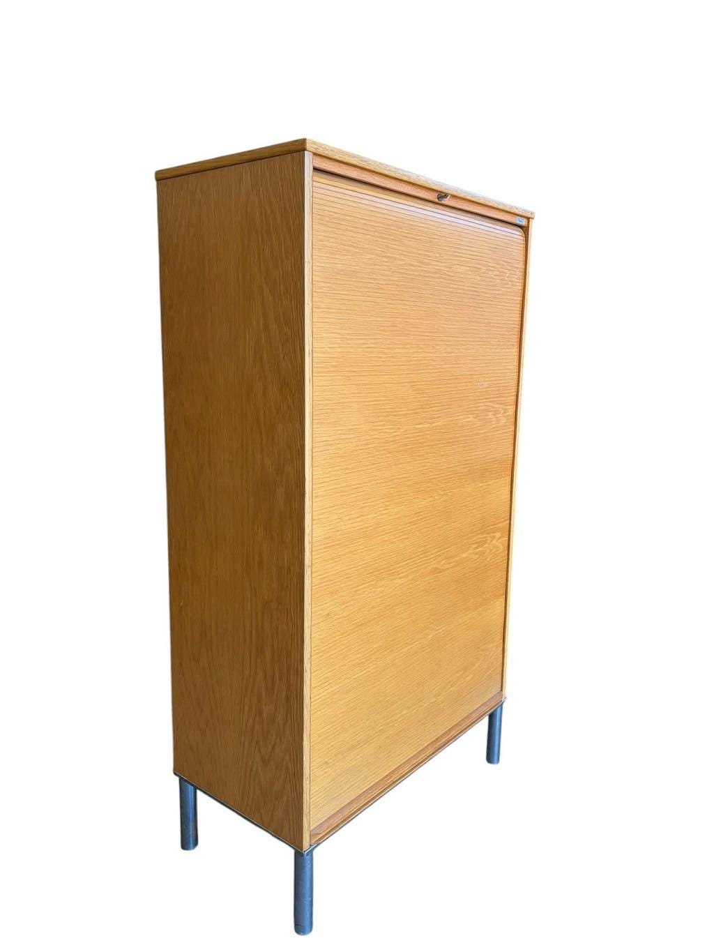 Classeur, armoire à rideaux roulant vintage en bois sur pieds chromés