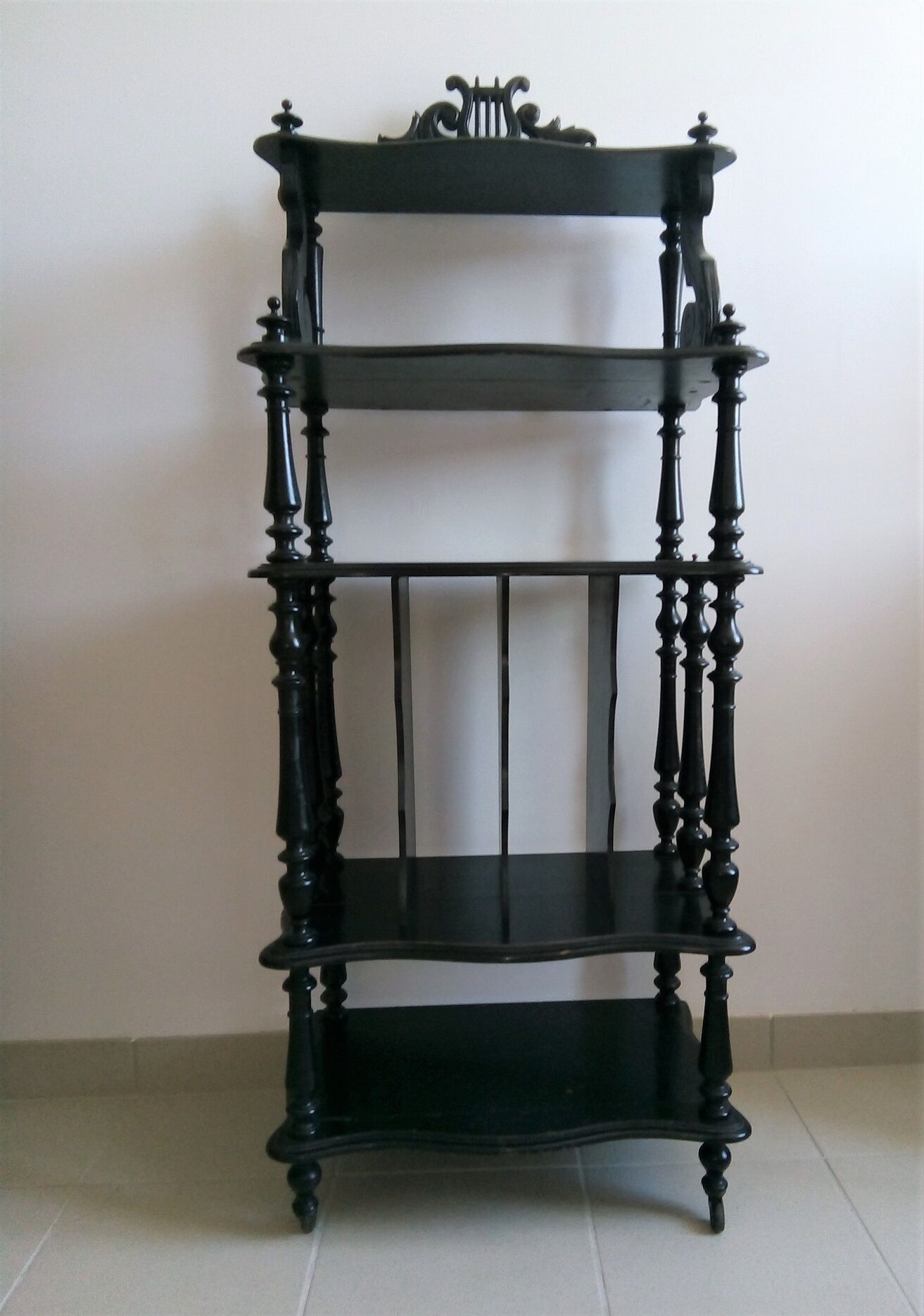 Black shelf 4 shelves on wheels