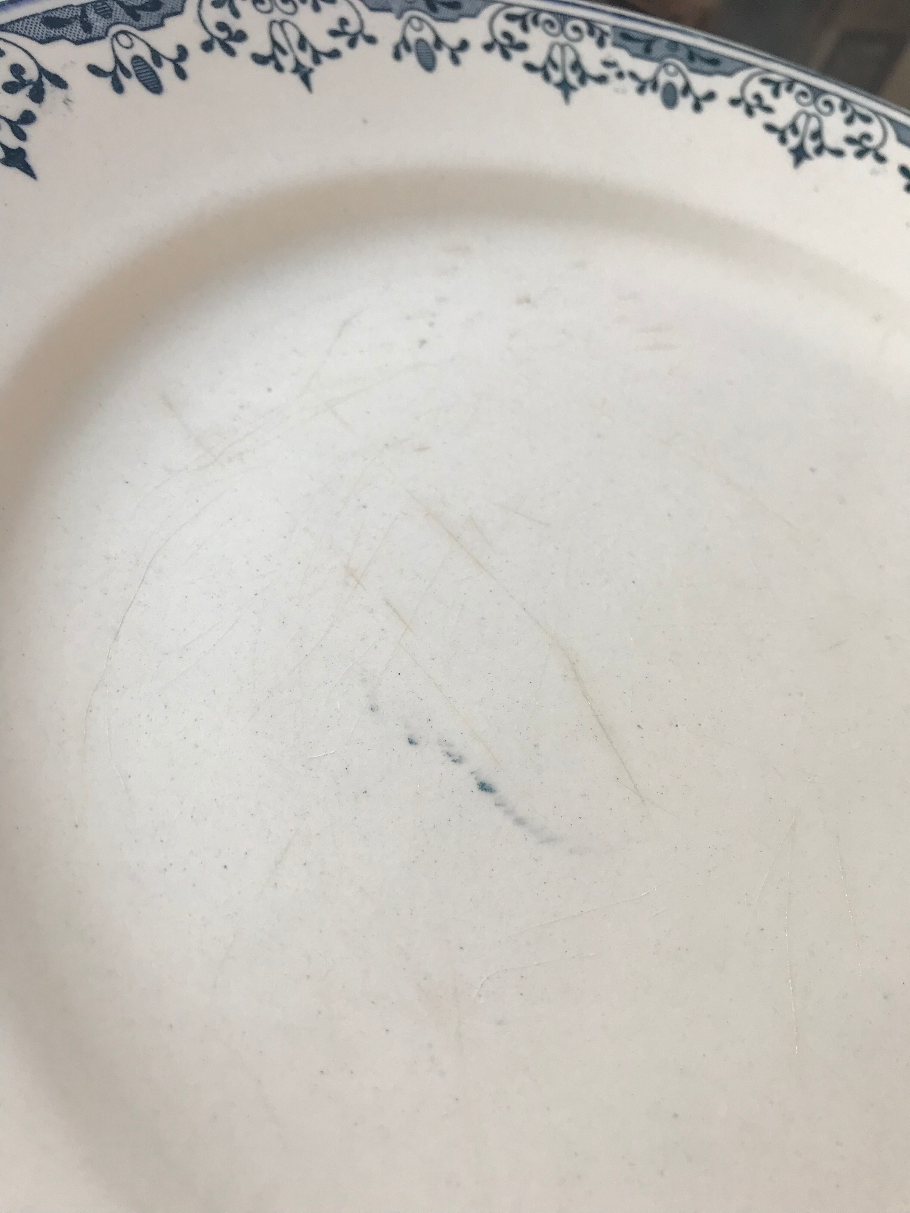 Round serving dish from the Longchamp earthenware factory, Doria model. Iron Land