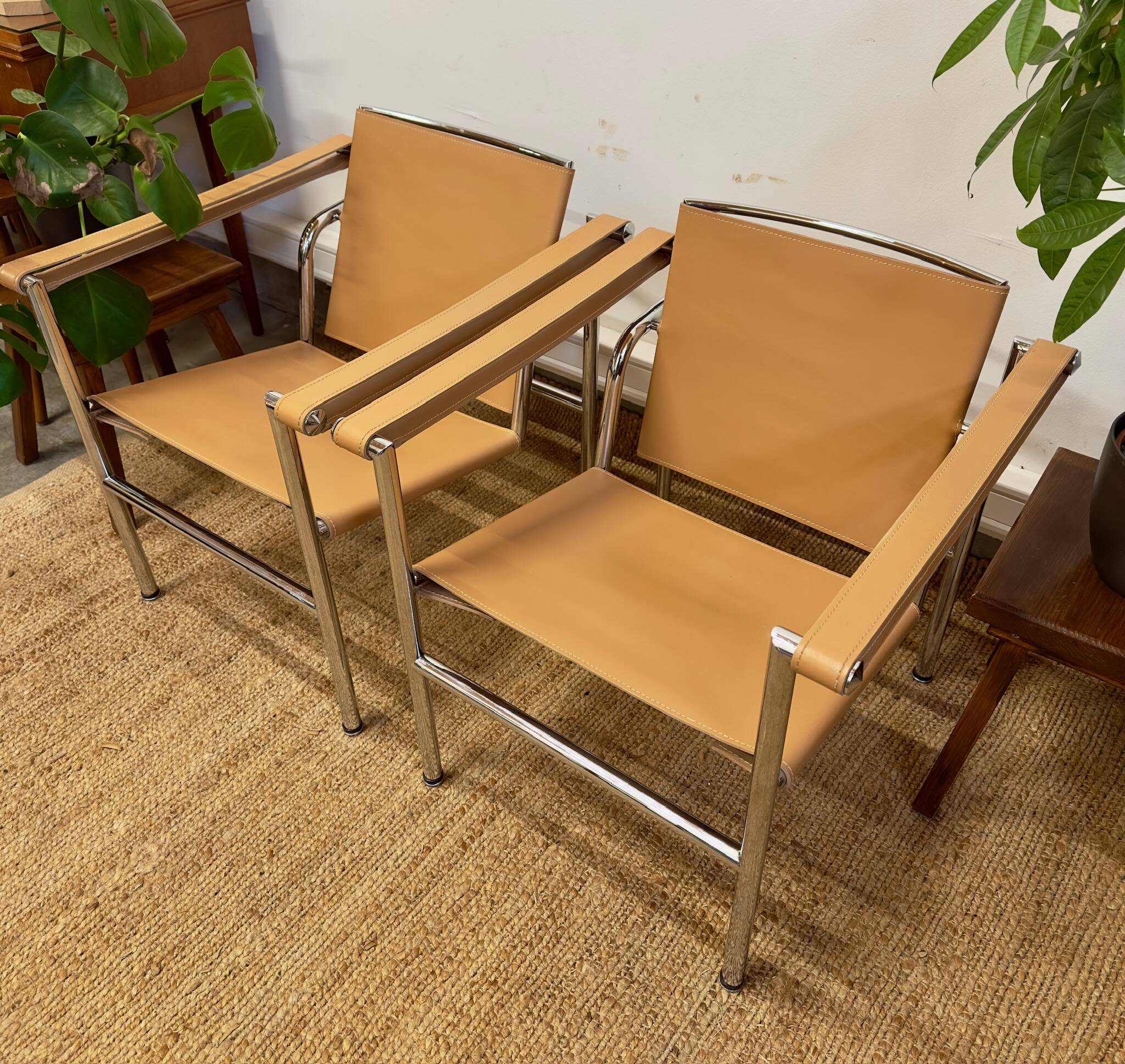 Paire de fauteuils de style Le Corbusier LC1