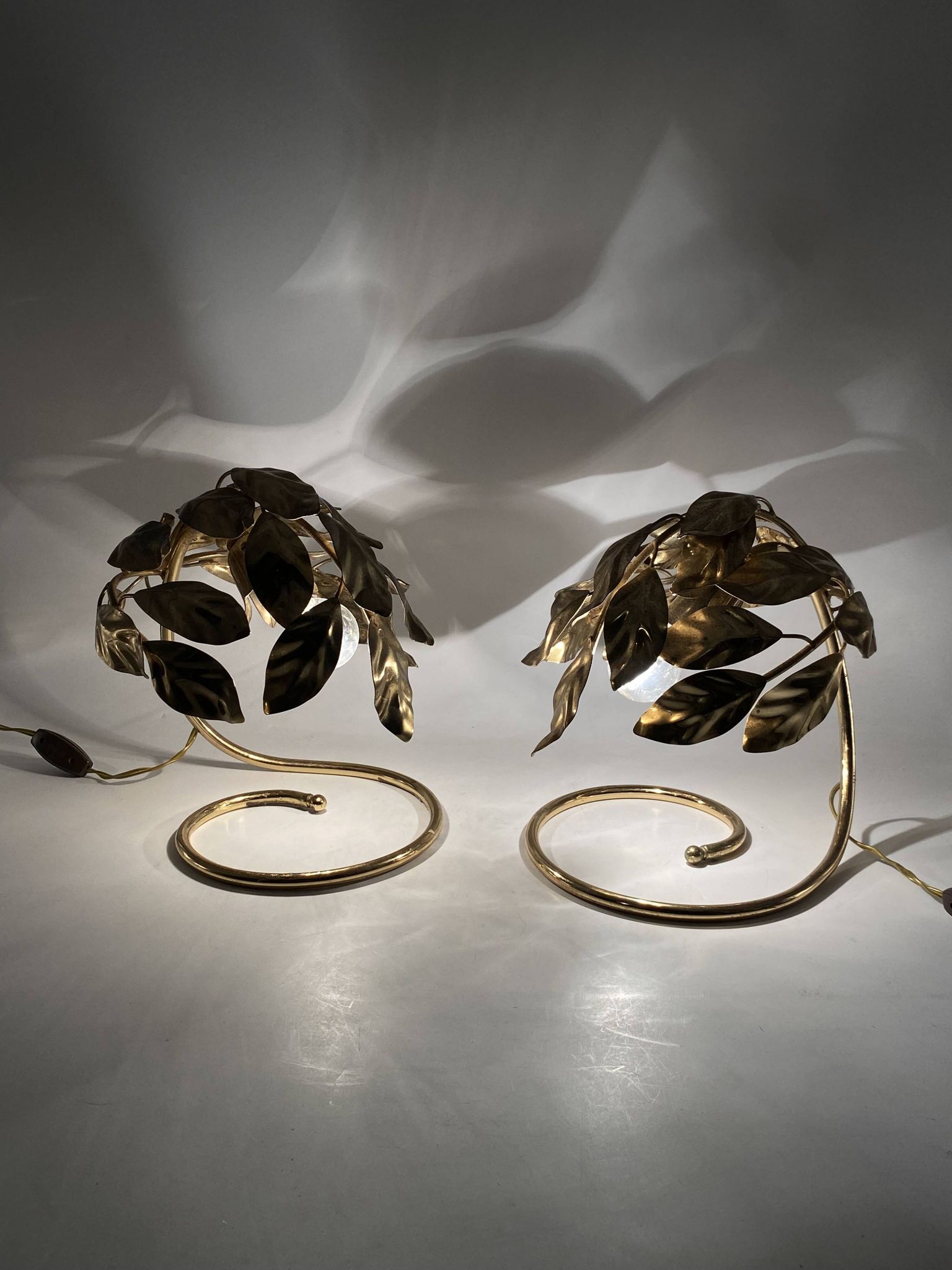 Hollywood regency set of 2 brass leaves table lamps, Bottega Gadda Italy, 1970s