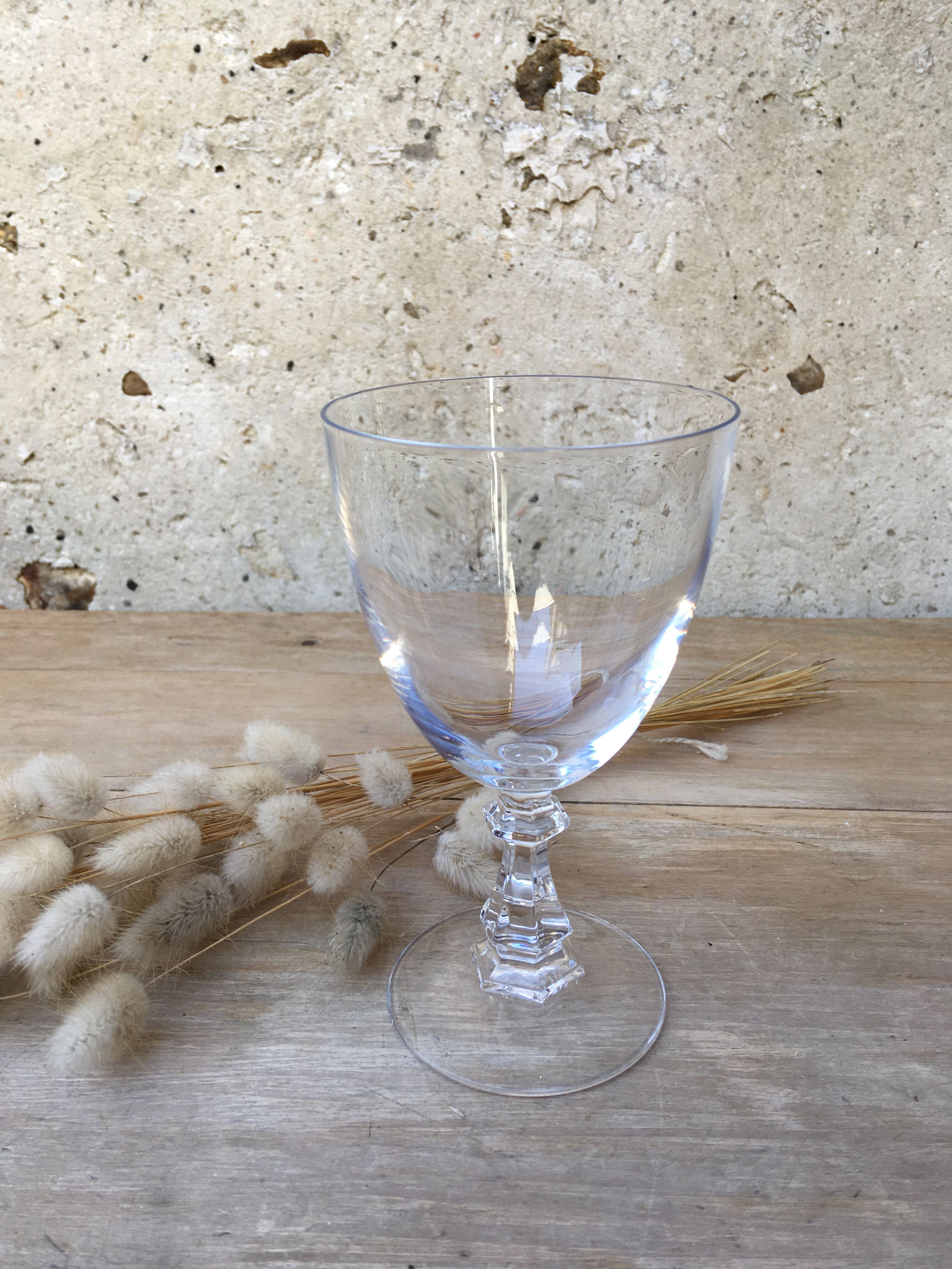 Wine glasses with chiseled foot