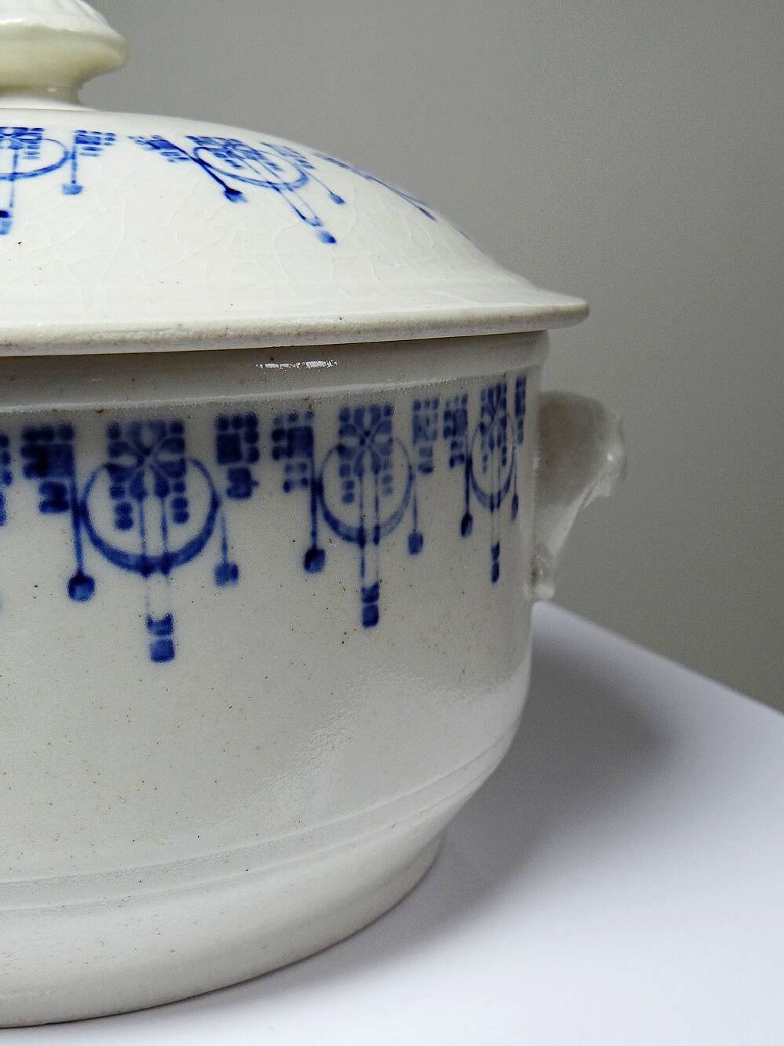 Bouillon/cocotte ancienne en terre de fer émaillée à décor bleu St Uze