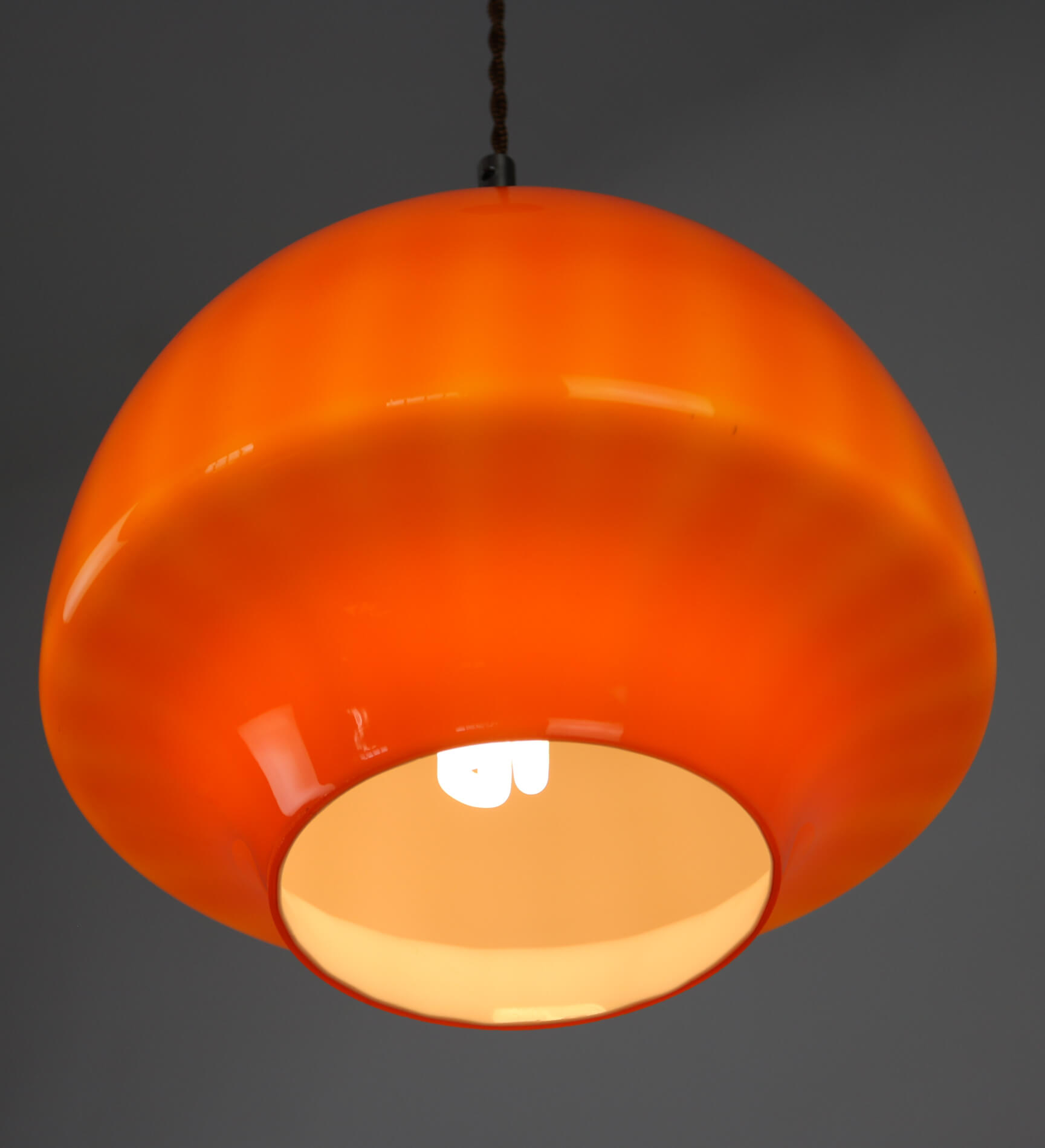 Suspension en verre orange du milieu du siècle