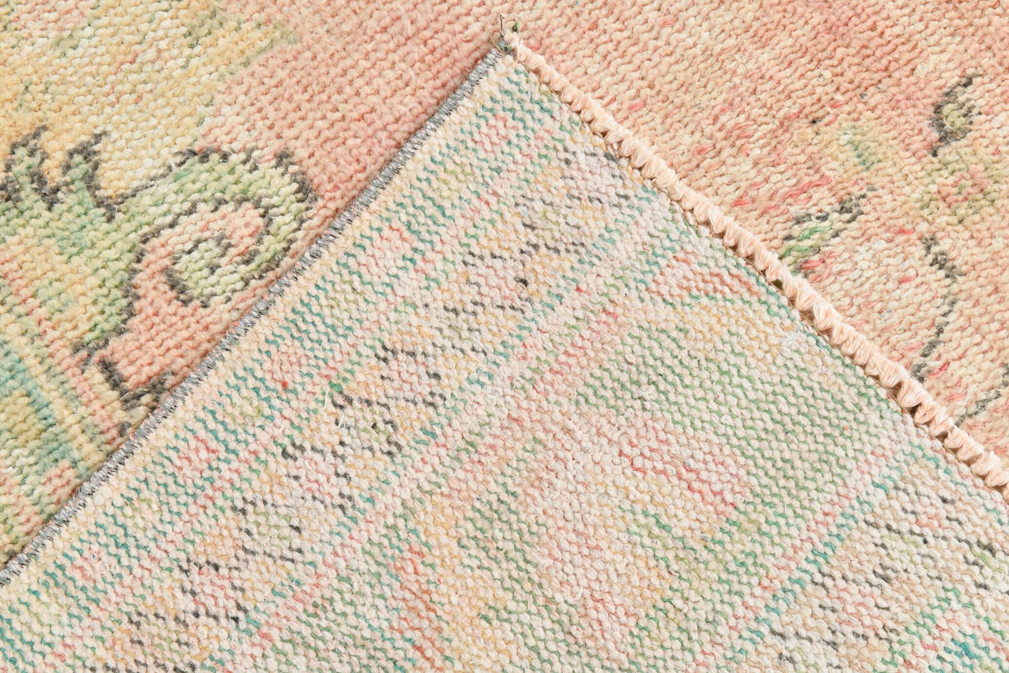Tapis d’Anatolie ancien tons pastel rose poudré et vert, 231x330 Cm