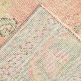 Tapis d’Anatolie ancien tons pastel rose poudré et vert, 231x330 Cm