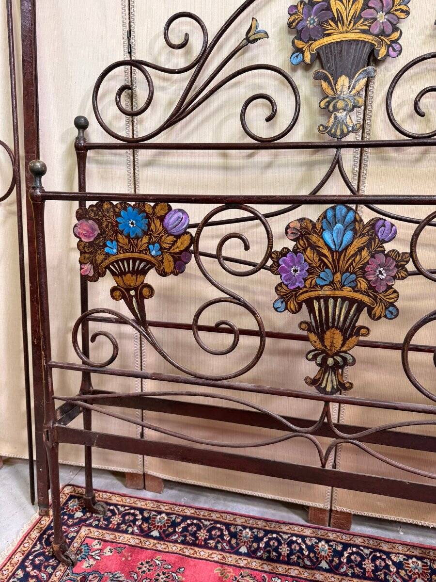 Venetian bed in iron and cast iron from the Art Nouveau period with polychrome decorations