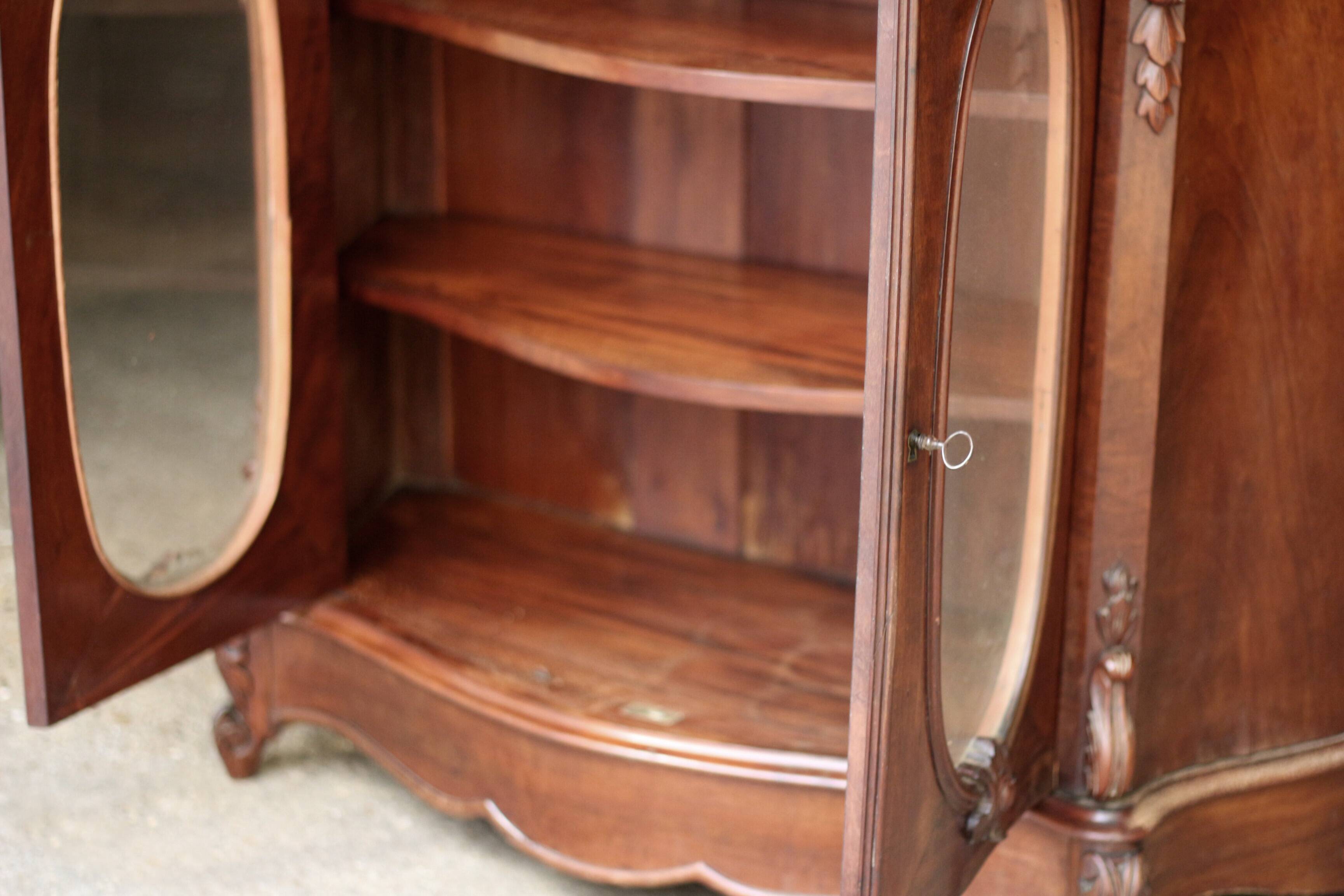 Elegant Napoleon 3 mahogany and veneer sideboard