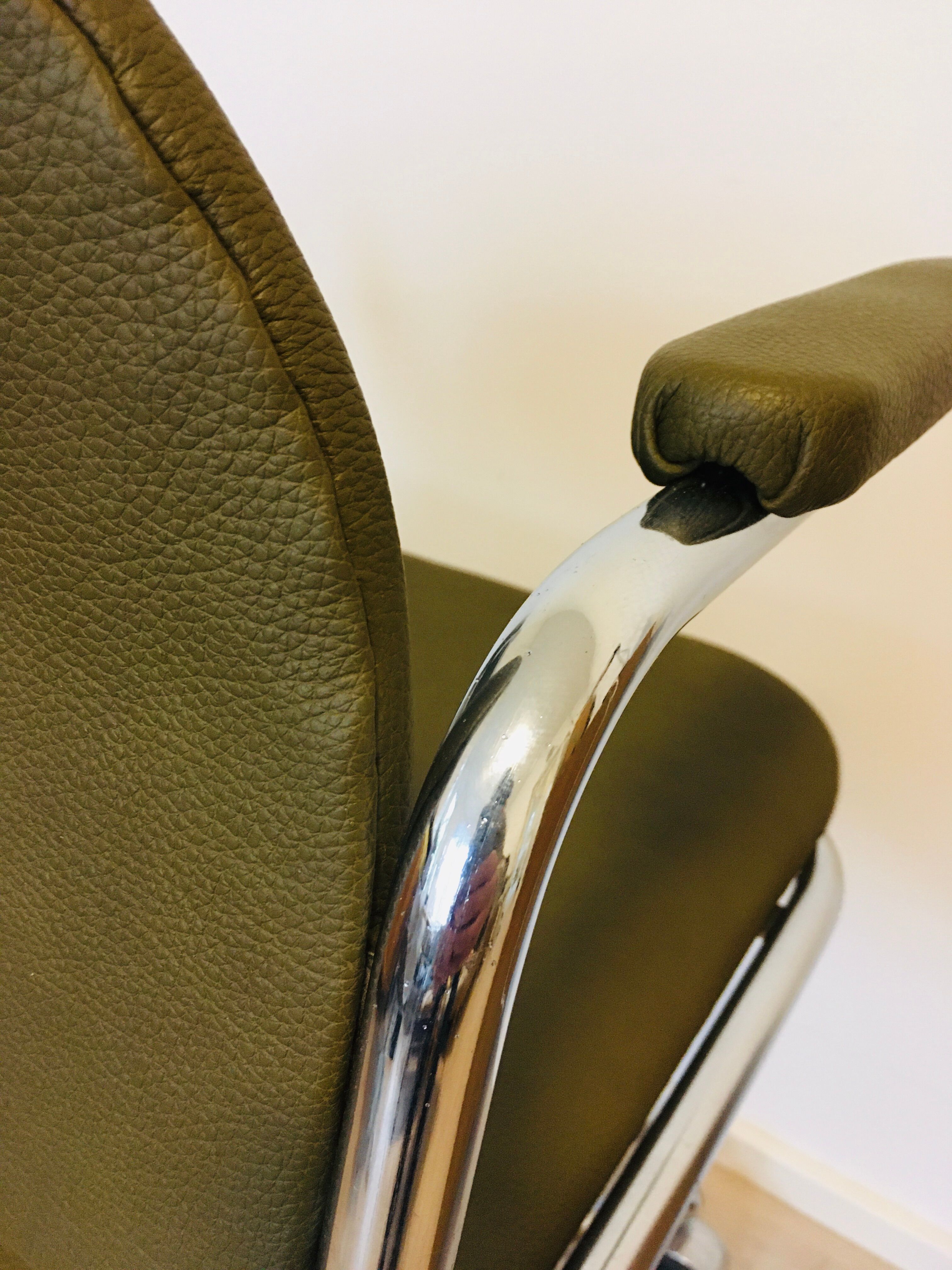 Fauteuil de bureau Olive K-380 entièrement restauré fabriqué par Kovona