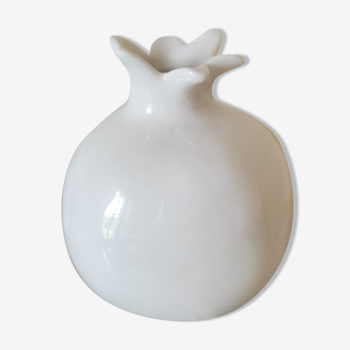 Vase en céramique blanche en forme de grenade