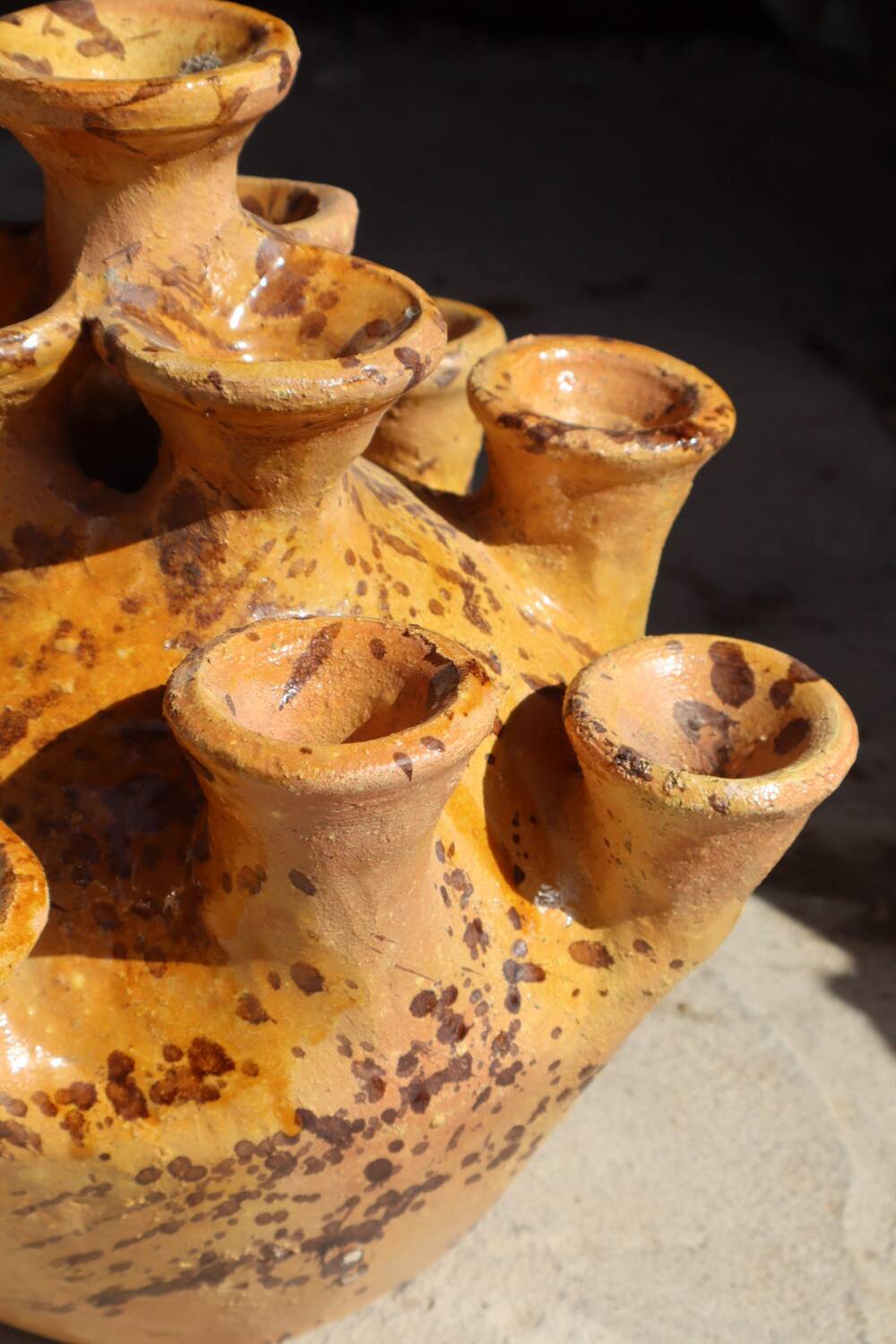 Vase sculpture en tamegroute jaune tachetée emaillée abstraite