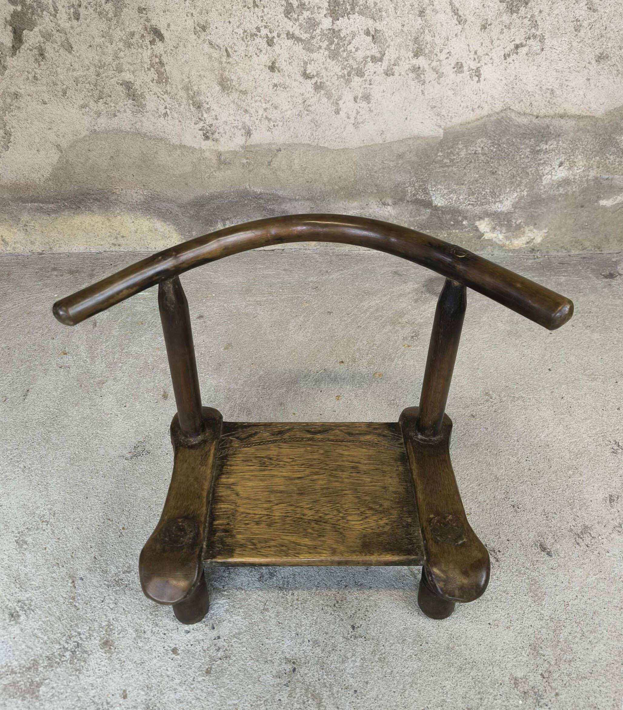 Petite chaise baoulé en bois