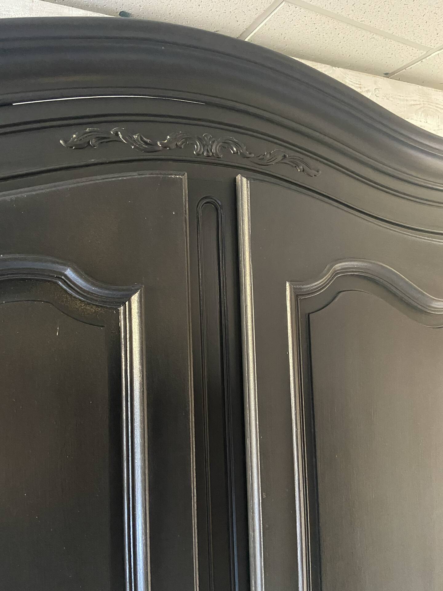 Armoire « chapeau de gendarme »
