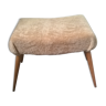 Tabouret ottoman scandinave en hêtre et peau de mouton