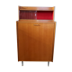 Lit pliant dans un meuble 60's