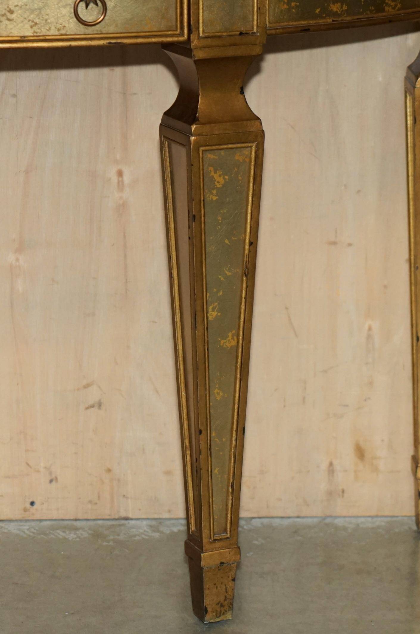 Console demi-lune Eglomise Theodore Alexander finition dorée