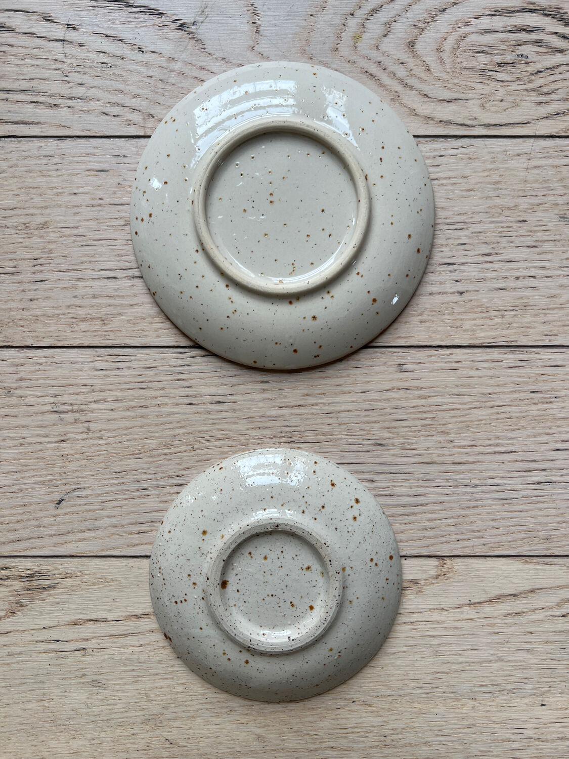 Duo hand-painted beige plates