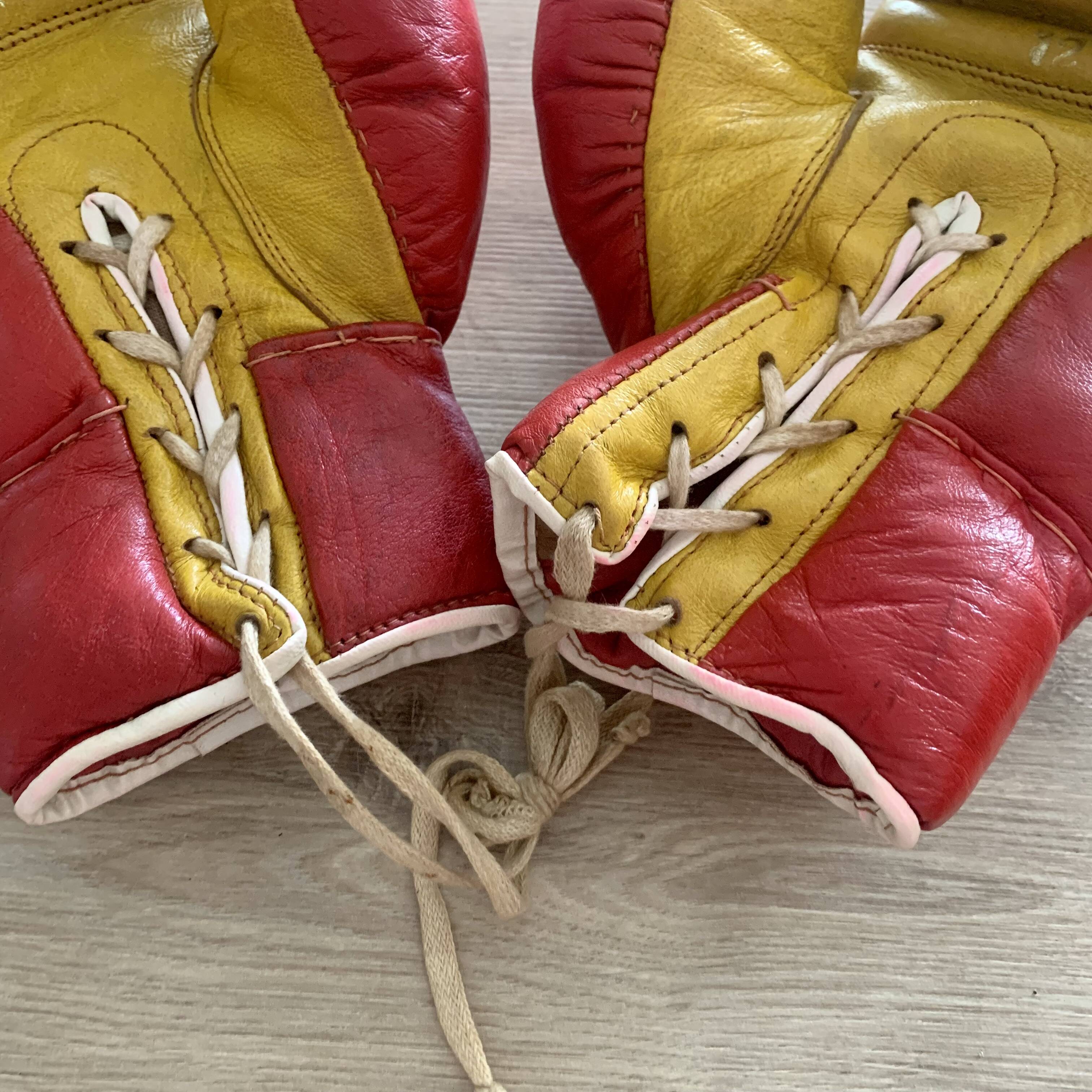 Vintage boxing gloves, size m
