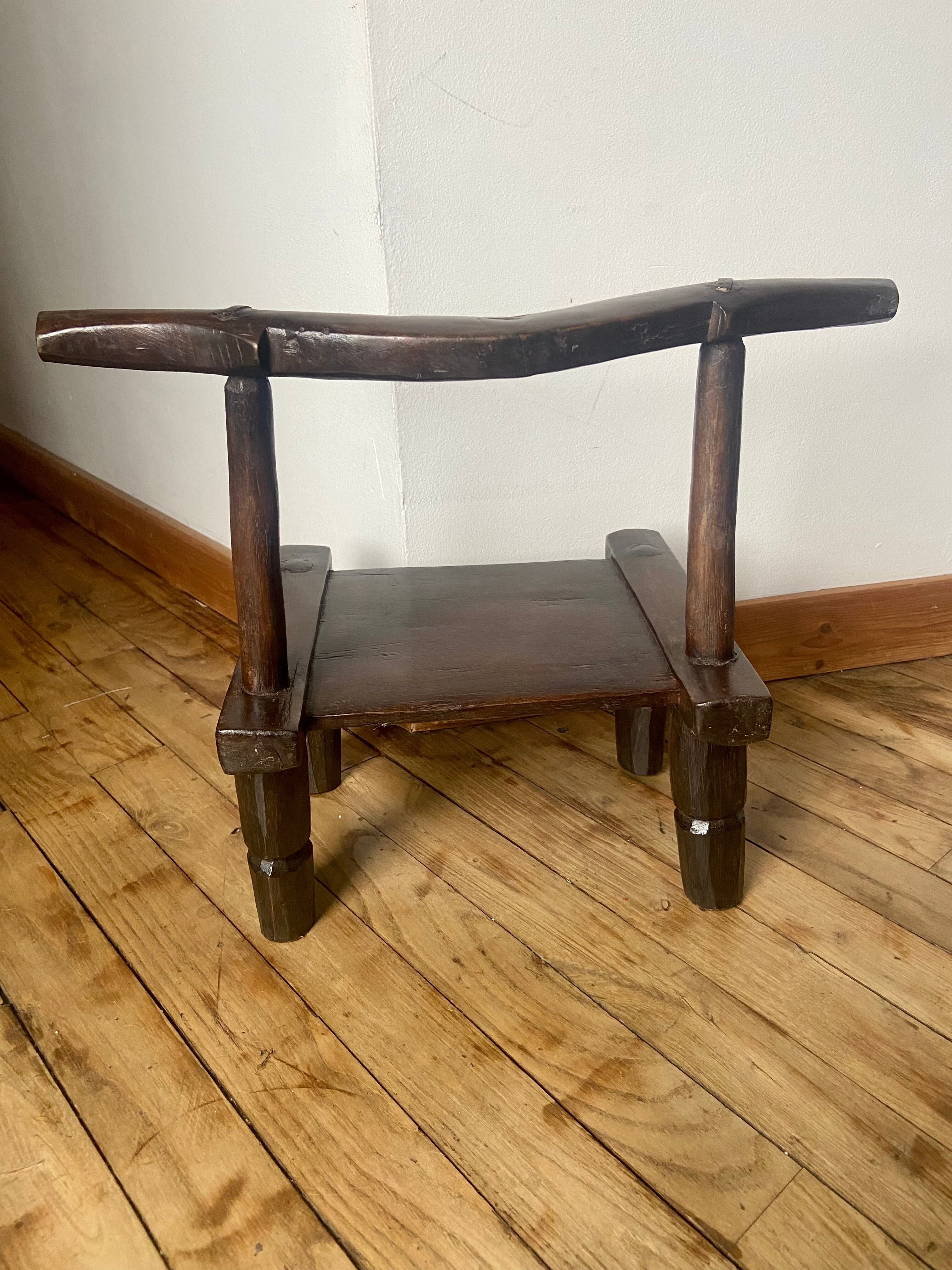 Chaise basse baoulé