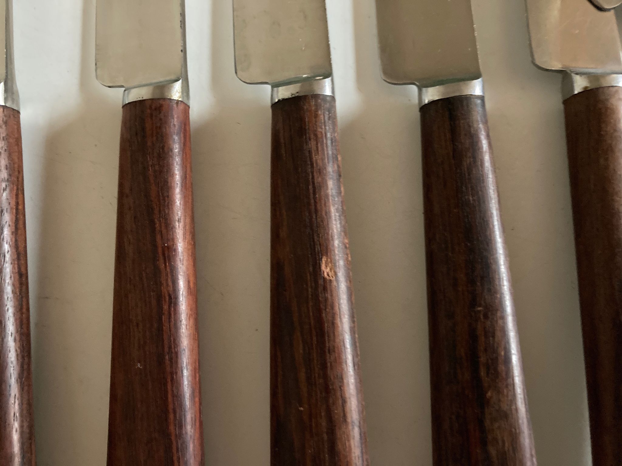 Set de 9 couteaux à manche de bois de palissandre mid century