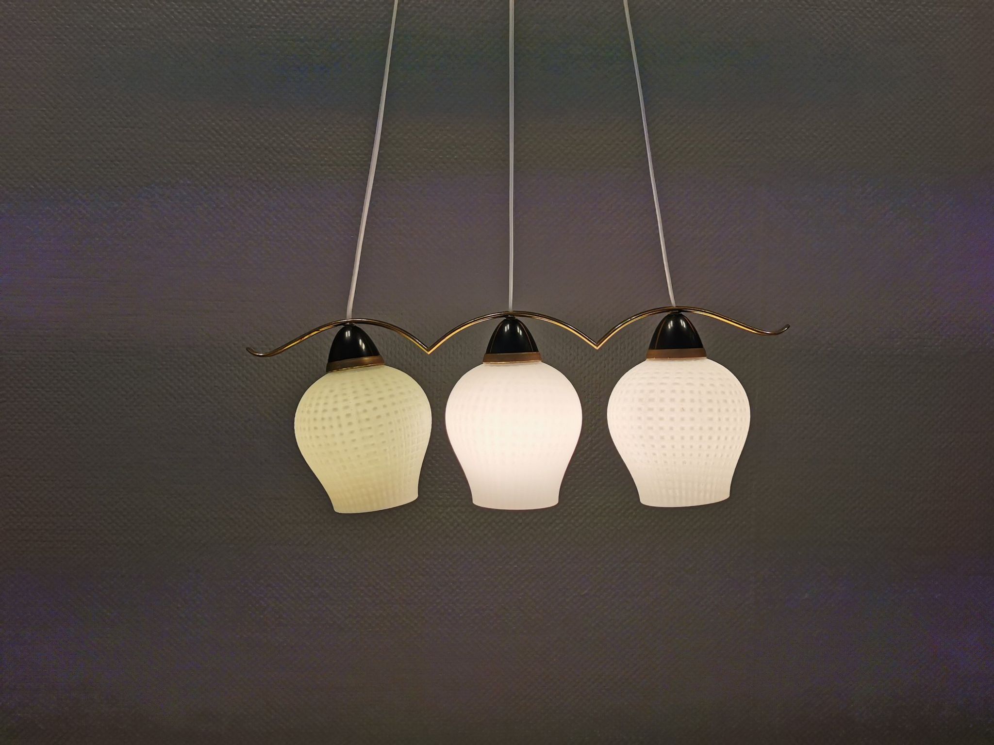 Ancien lustre / lampe suspendue avec trois sources lumineuses. Danois, design