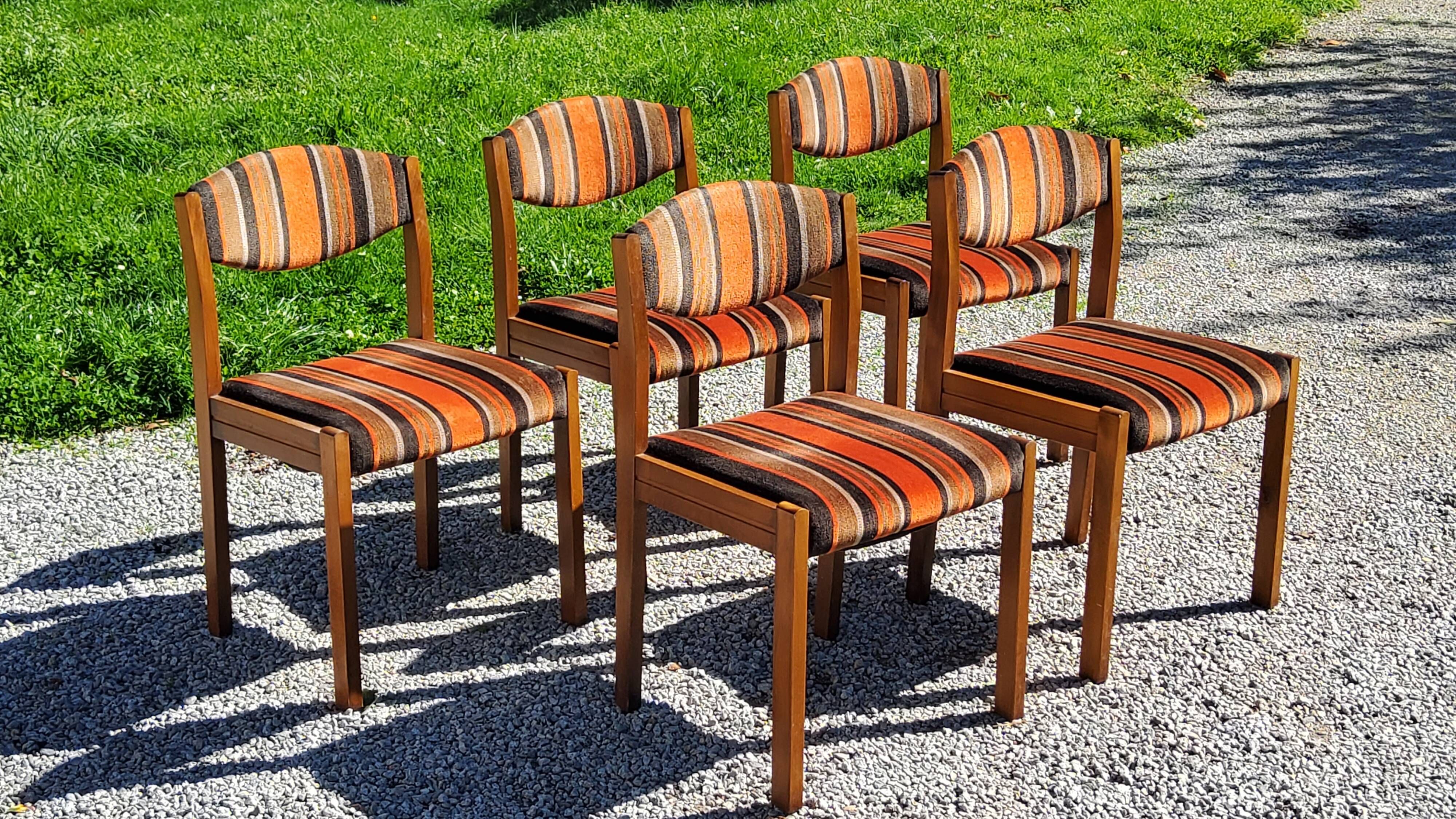 Set of 5 70s designer chairs in beech and orange and brown velvet Self éditeur