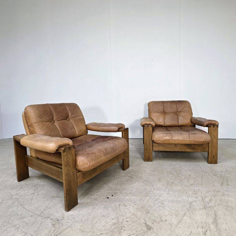 Joli salon composé d'une paire de fauteuils, d'un canapé en cuir havane et son ottoman