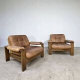 Joli salon composé d'une paire de fauteuils, d'un canapé en cuir havane et son ottoman