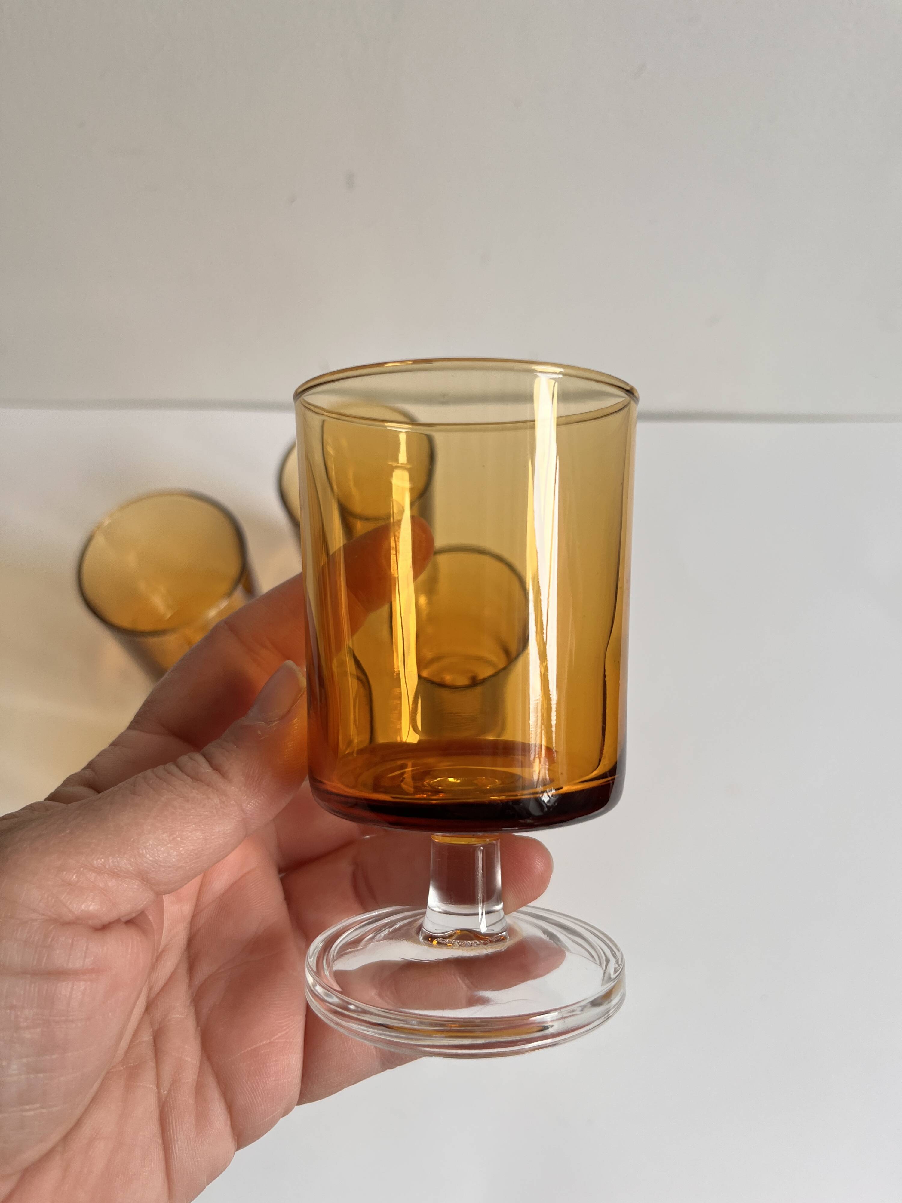 Verres à vin en verre fumé