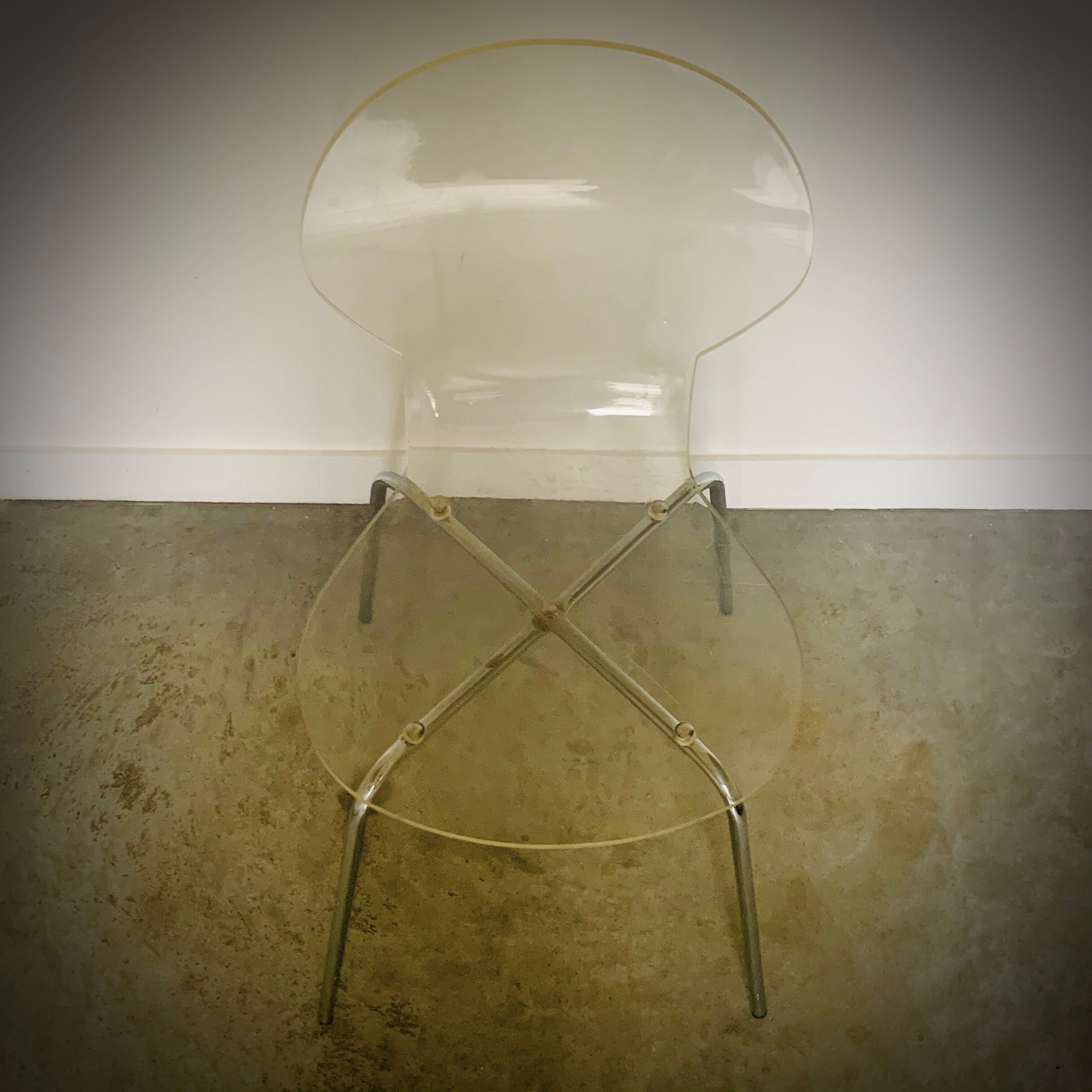 Chaise monocoque en altuglas transparent 70'