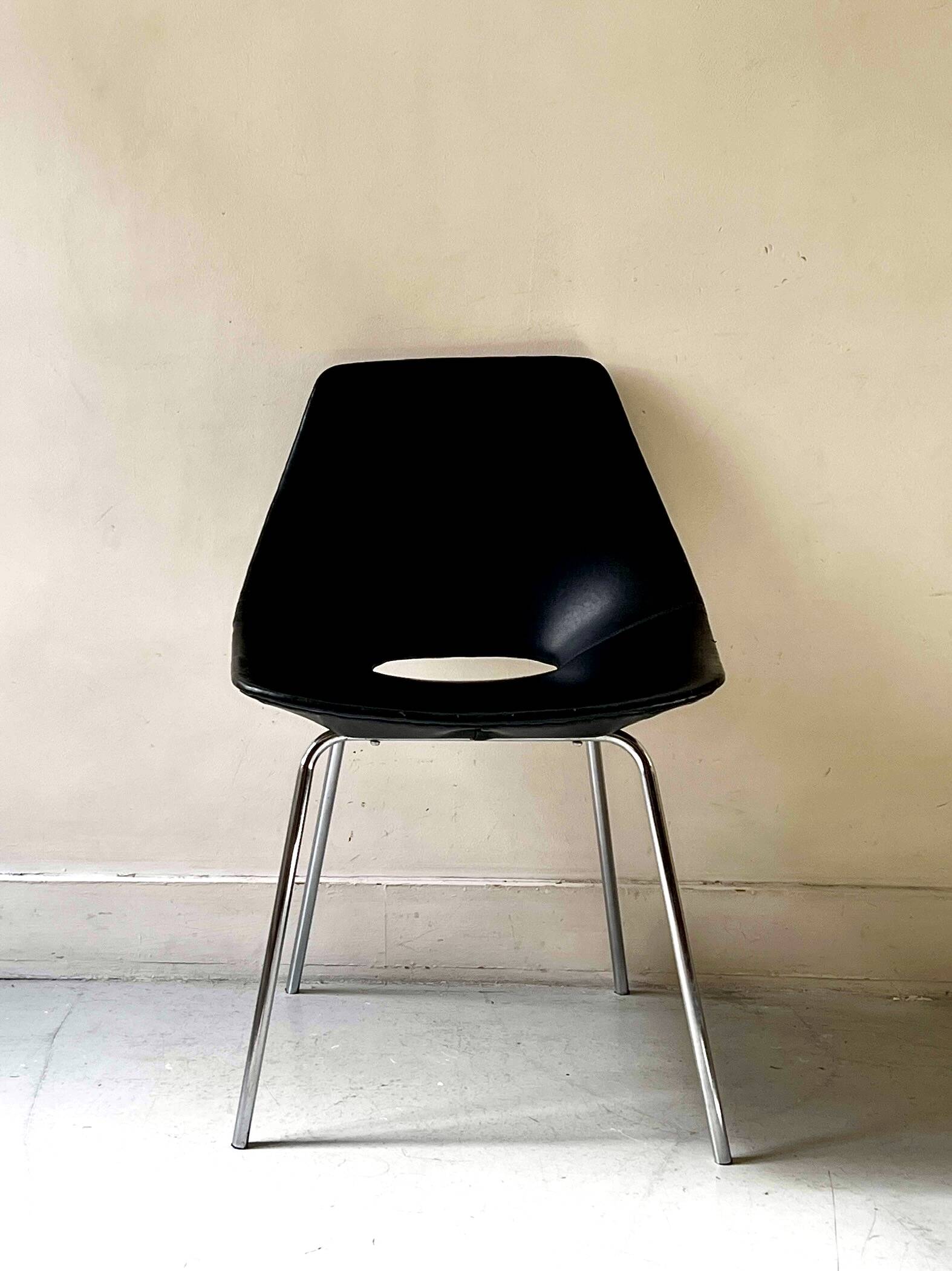 Barrel chair in black leather & chrome by Guariche for Steiner France 1970