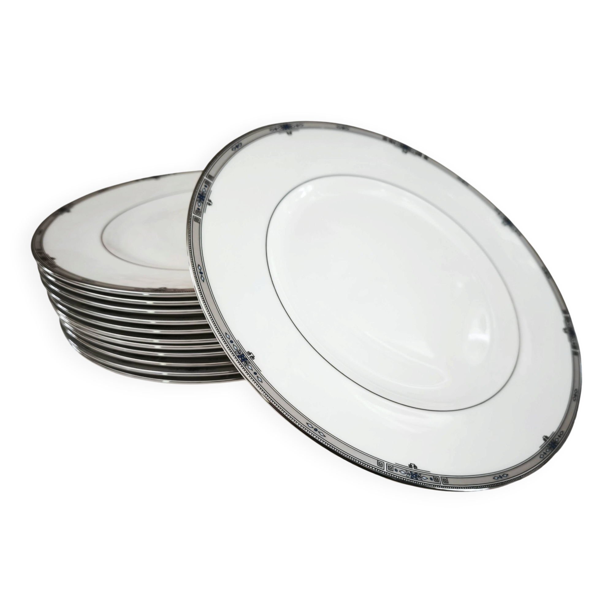 Set of 12 flat plates in English porcelain Wedgwood model Amherst.