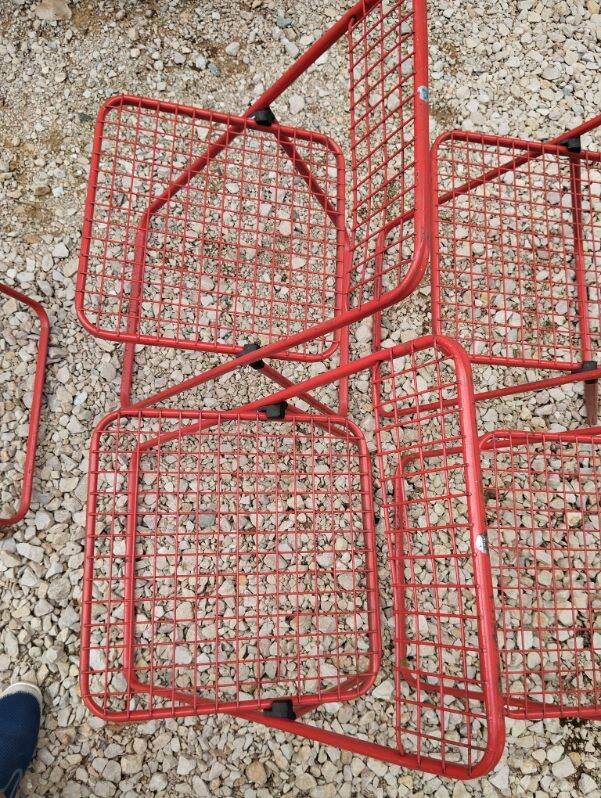 Set of 5 vintage red metal mesh folding chairs, Ted Net style.
